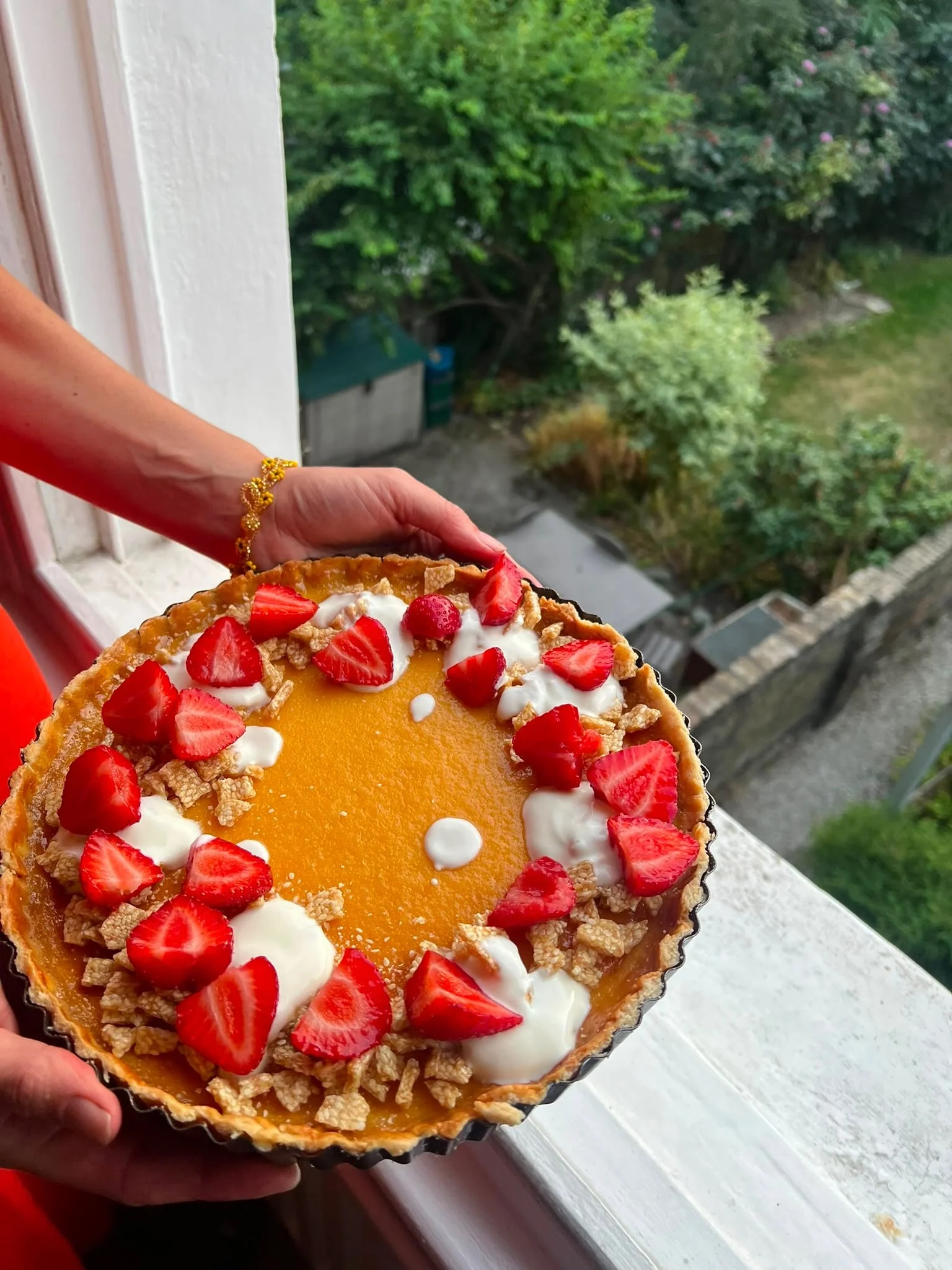 I made @bakedbybenji &lsquo;s Salted Honey and Seasame Custard Tart, and poached some nectarines with rose and thyme for a lunch party. 🍮