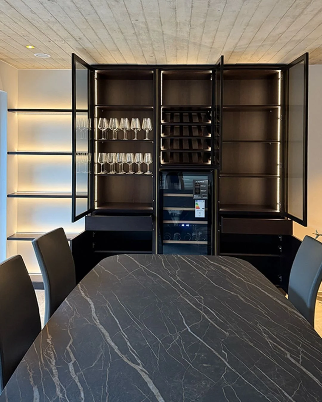 This custom-designed storage unit is the perfect mix of elegance and functionality! With dedicated space for bottles, a wine fridge, and dish storage, it keeps everything beautifully organized while enhancing the space&rsquo;s aesthetic. 🥂
.
Design 
