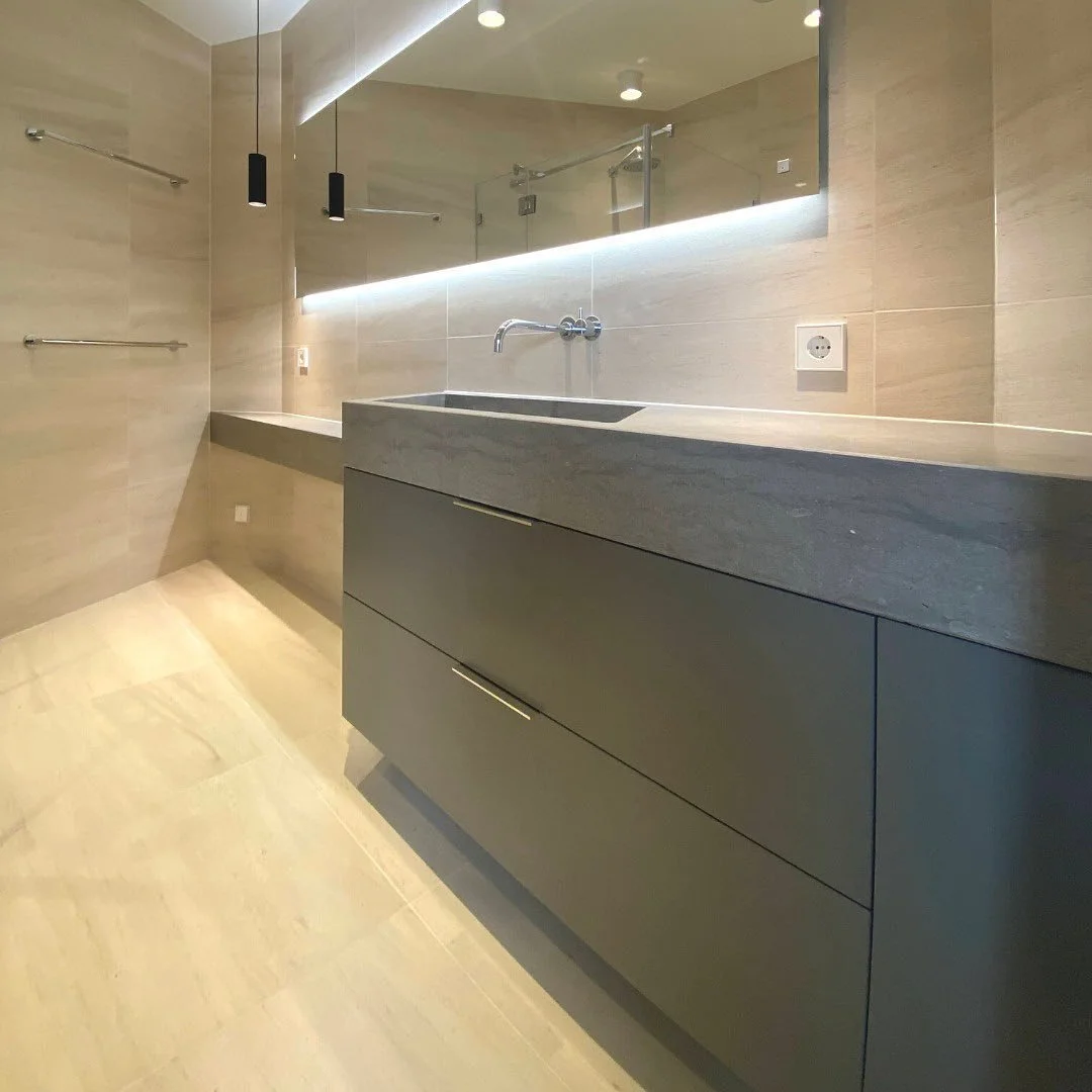 Bathroom cabinet, commissioned to fit space under the stone lavabo.
Two drawers and one door, MDF lacquered.
.
by @dibarondesign
.
.
#tailormadefurniture #meublesurmesure #mueblesallebains #tinyspaces