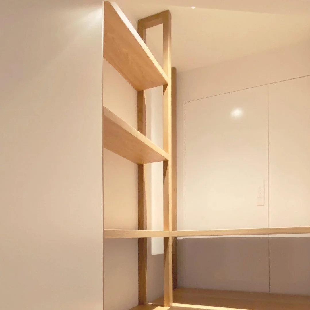 Pantry shelves - custom-made shelves to optimize the interior of the pantry. The upper part was left free for hanging coats. Hanging rod will be installed soon.👌
It's incredible how spaces can be transformed and optimized when well studied &amp; des