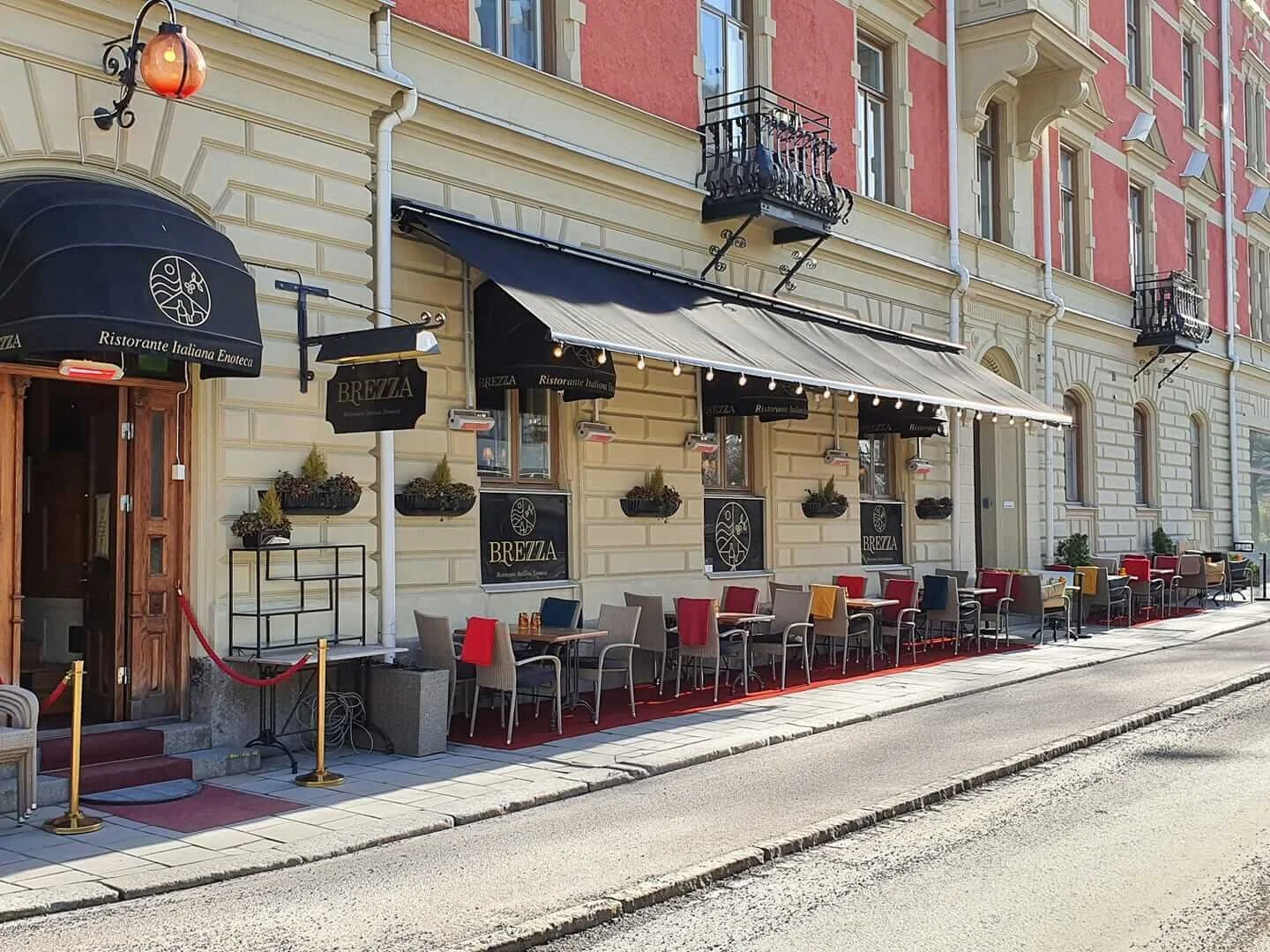 Brezzas uteservering på skolgatan