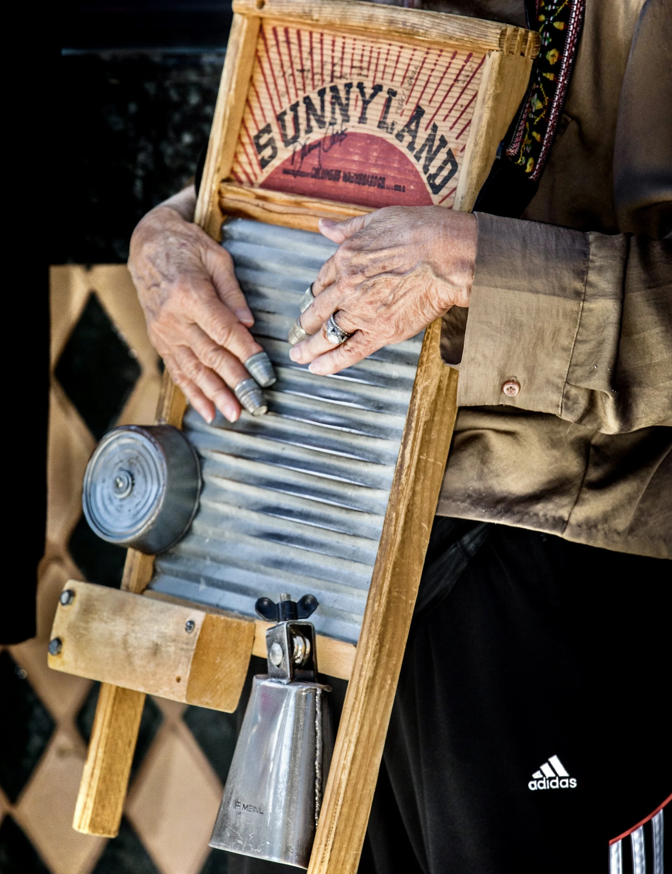 Person holding a washboard with the Sunnyt landscape logo visible in the background.