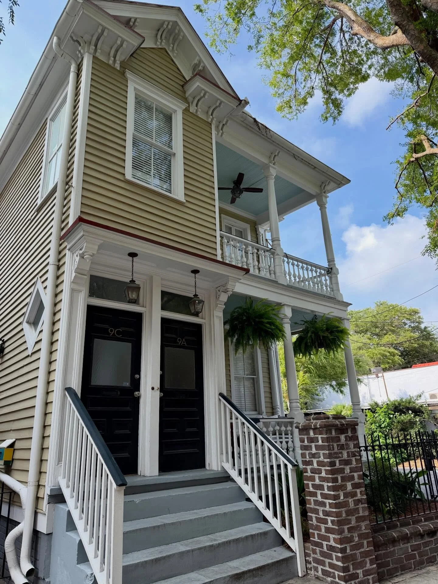 A Charleston classic, professionally managed.

This beautifully preserved four-unit historic property in the heart of downtown Charleston is one of the many communities entrusted to Borough Management Group. From proactive maintenance and financial o
