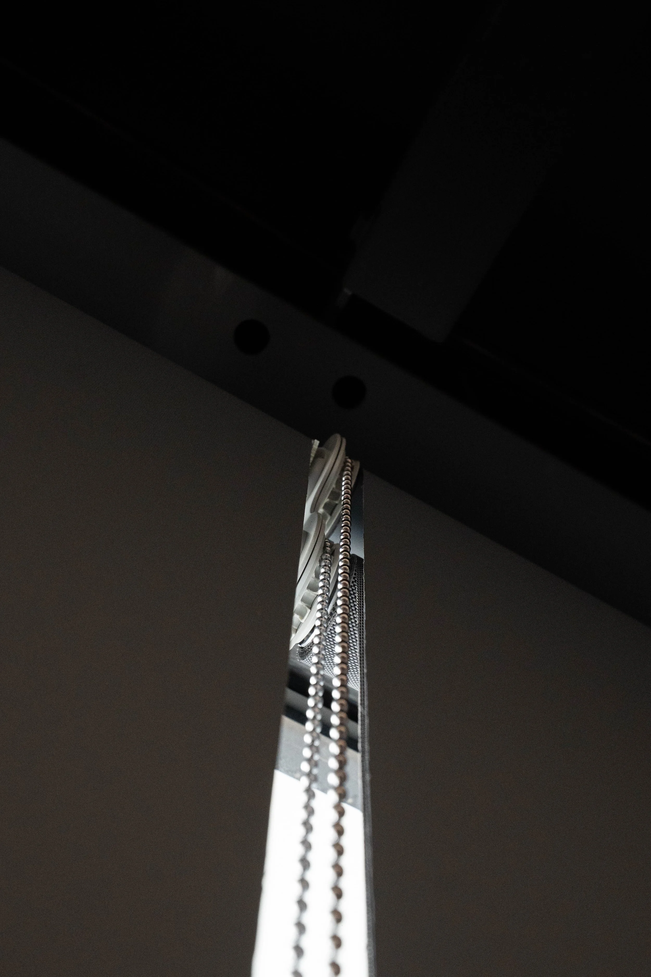 Blockout roller blind and its control chain, seen from below