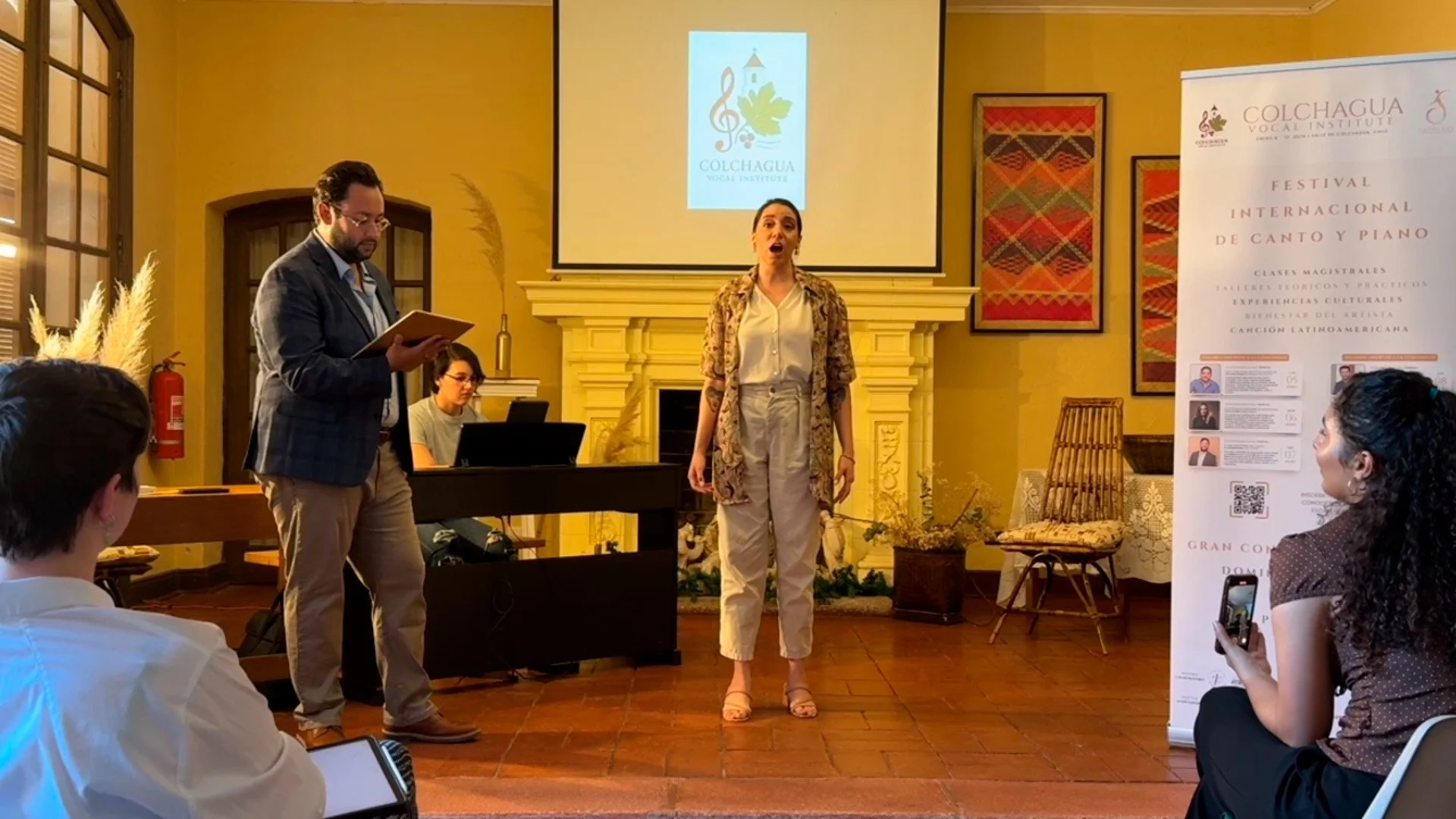 Dr. Jose Miguel Santelices teaches a masterclass in vocal technique and interpretation of art song to a mezzo-soprano at the Colchagua Vocal Institute by the Santelices Foundation.