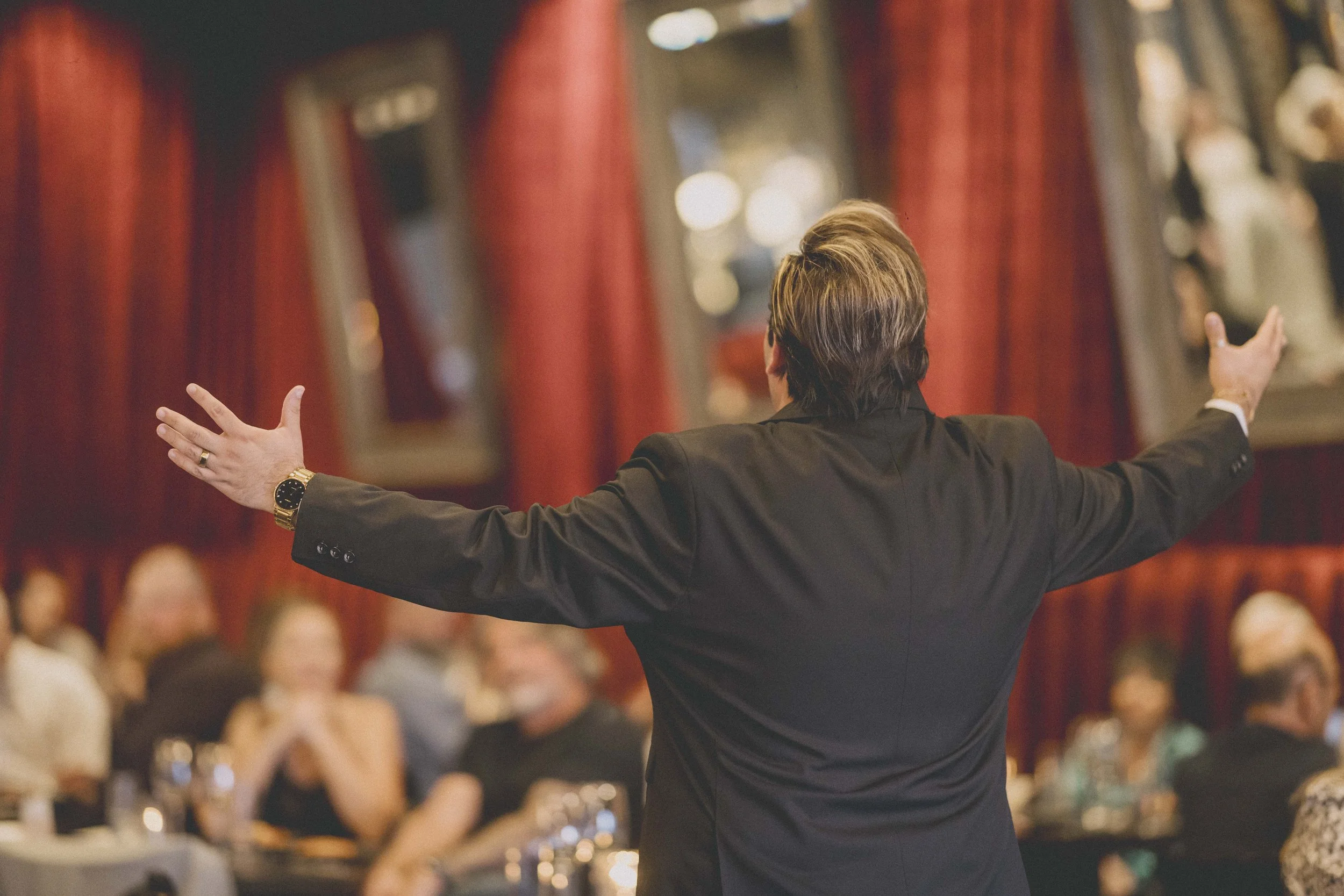 José Miguel performing live for guests at an intimate Dallas-Fort Worth event.