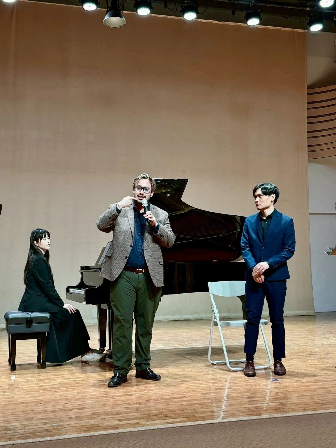 Dr. Jose Miguel Santelices presents a masterclass on vocal technique and diction at Tunghai University in Taichung, Taiwan.