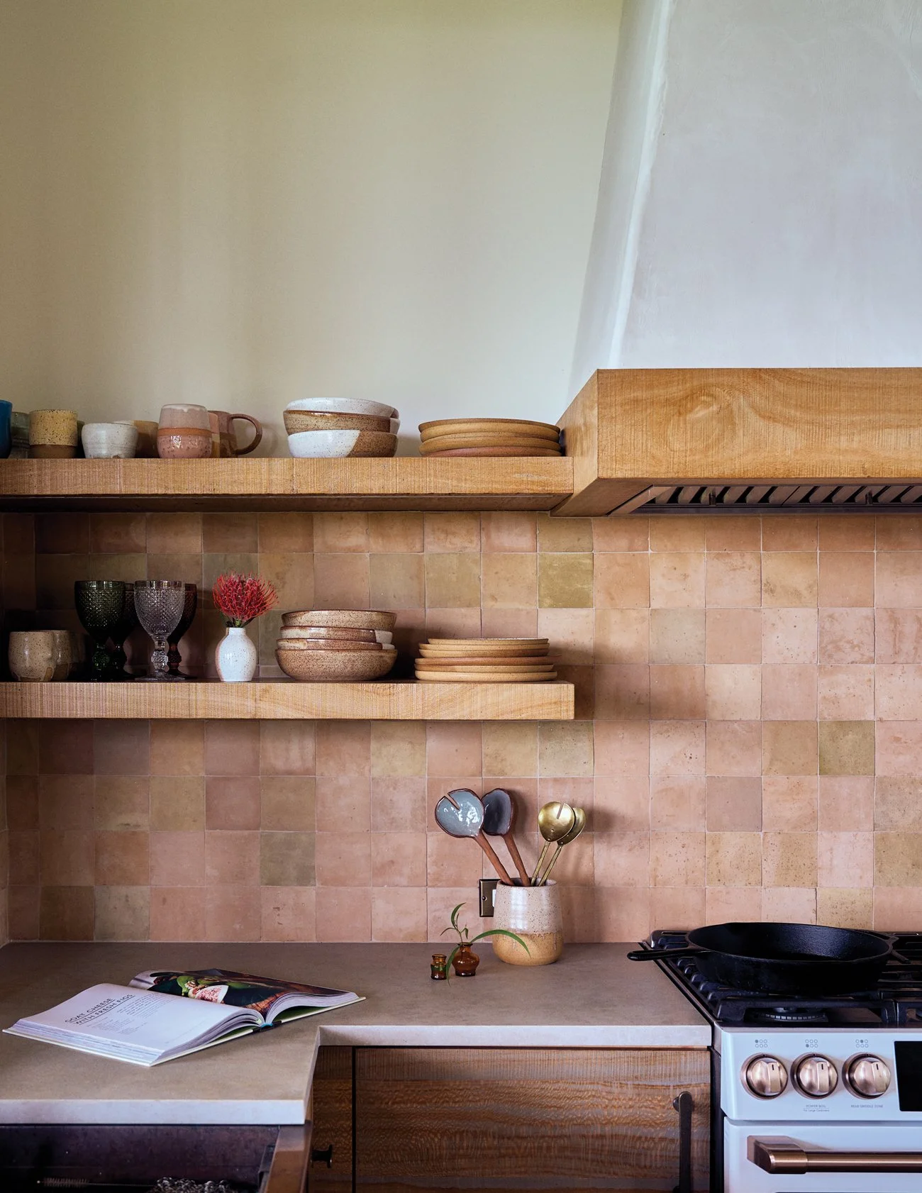 averylily-maui-kitchen-detail-3759-ts.jpg