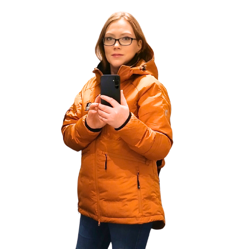 Kvinne i oransj jakke som tar et bilde av seg selv med mobiltelefon.