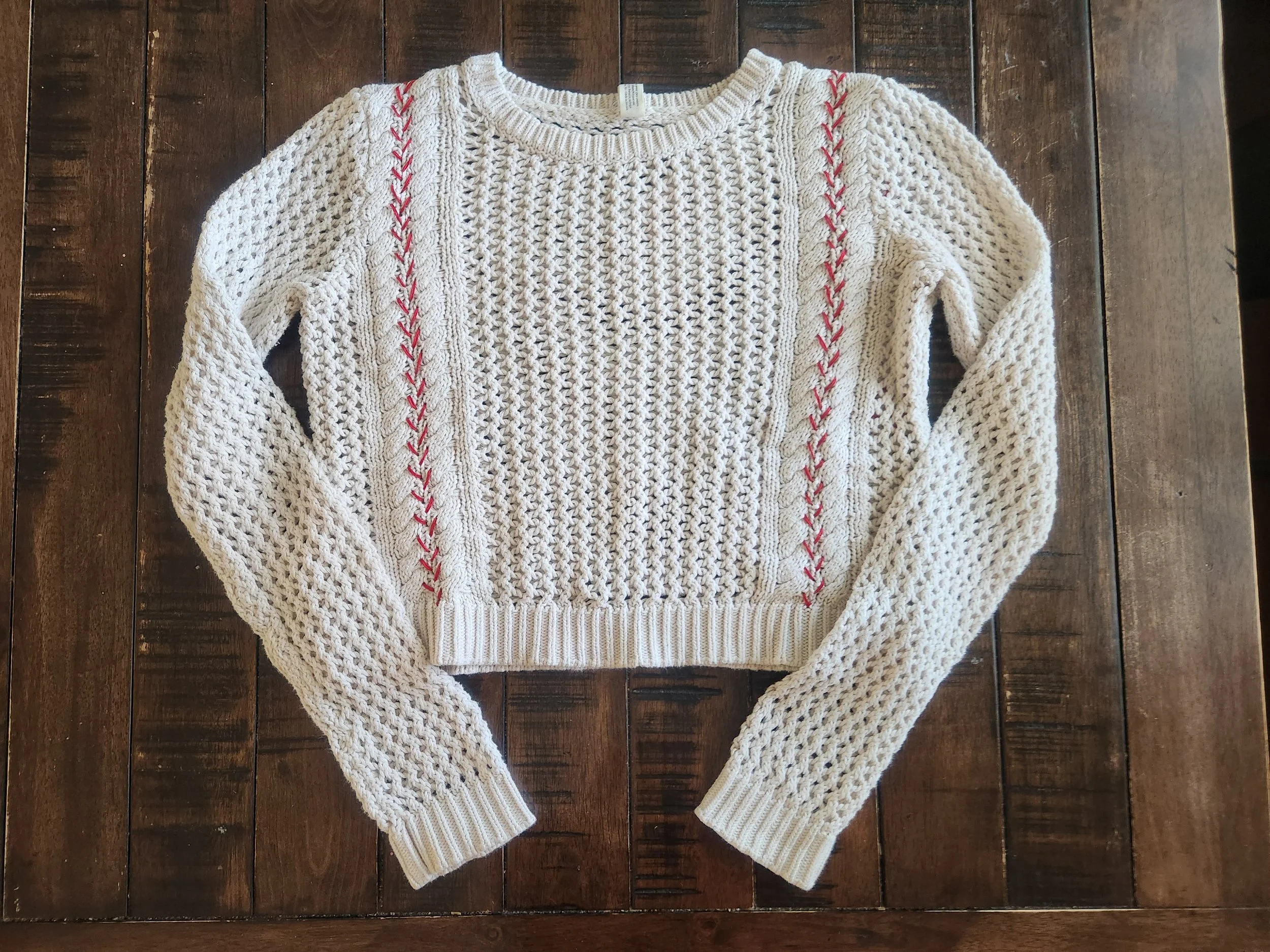 (re: collection) Baseball-ready on white knit sweater