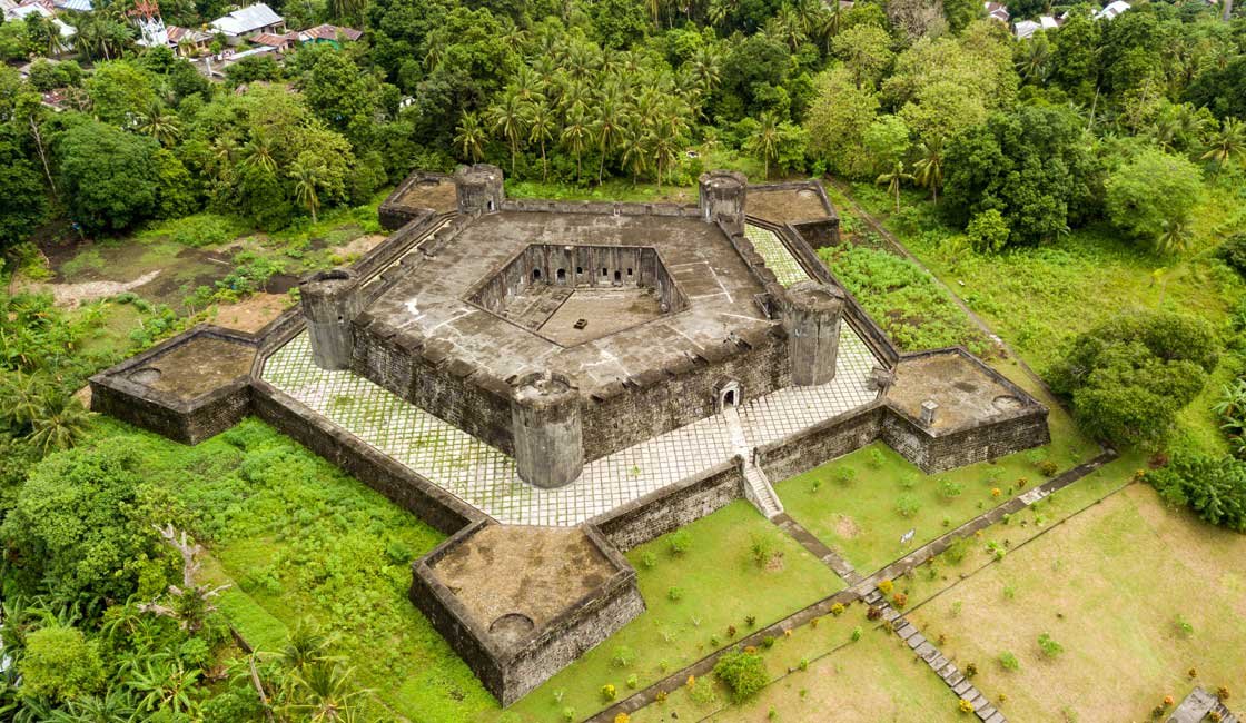 A-Brief-History-Of-The-Spice-Islands-Dutch-Fort.jpg