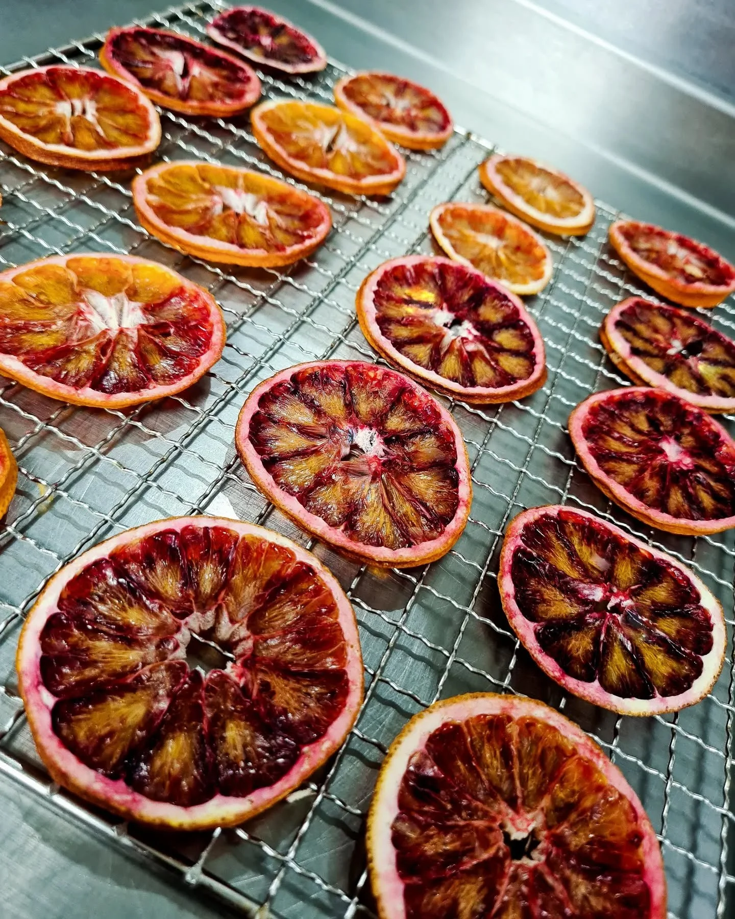 Dehydrated Blood Oranges 🍊🔪

 #bloodorange #chef #cheflife #chefsoninstagram #beautiful #art #cooking #colour #orange #professionalchefs
