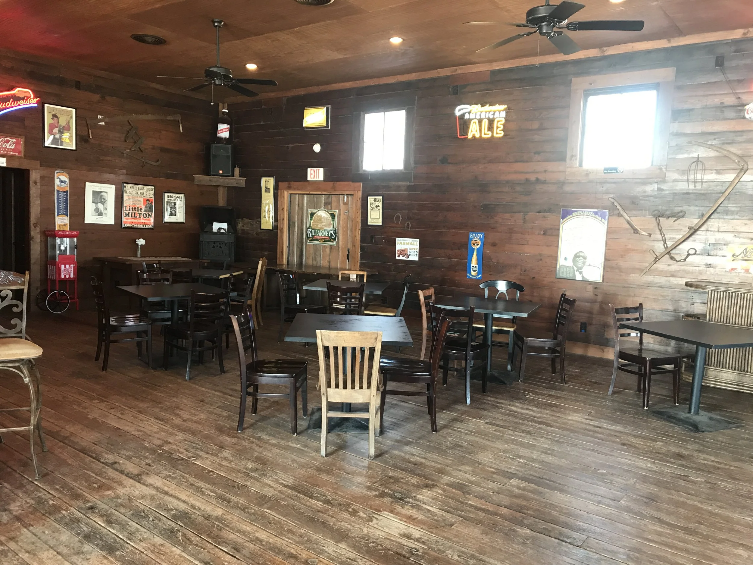 tallahatchie-tavern-dining-room-american-ale-neon.JPG