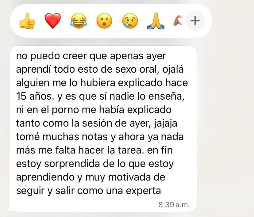 Mensaje de texto en una conversación que expresa sorpresa y motivación por aprender sobre sexo oral, compartiendo experiencia y logros personales.