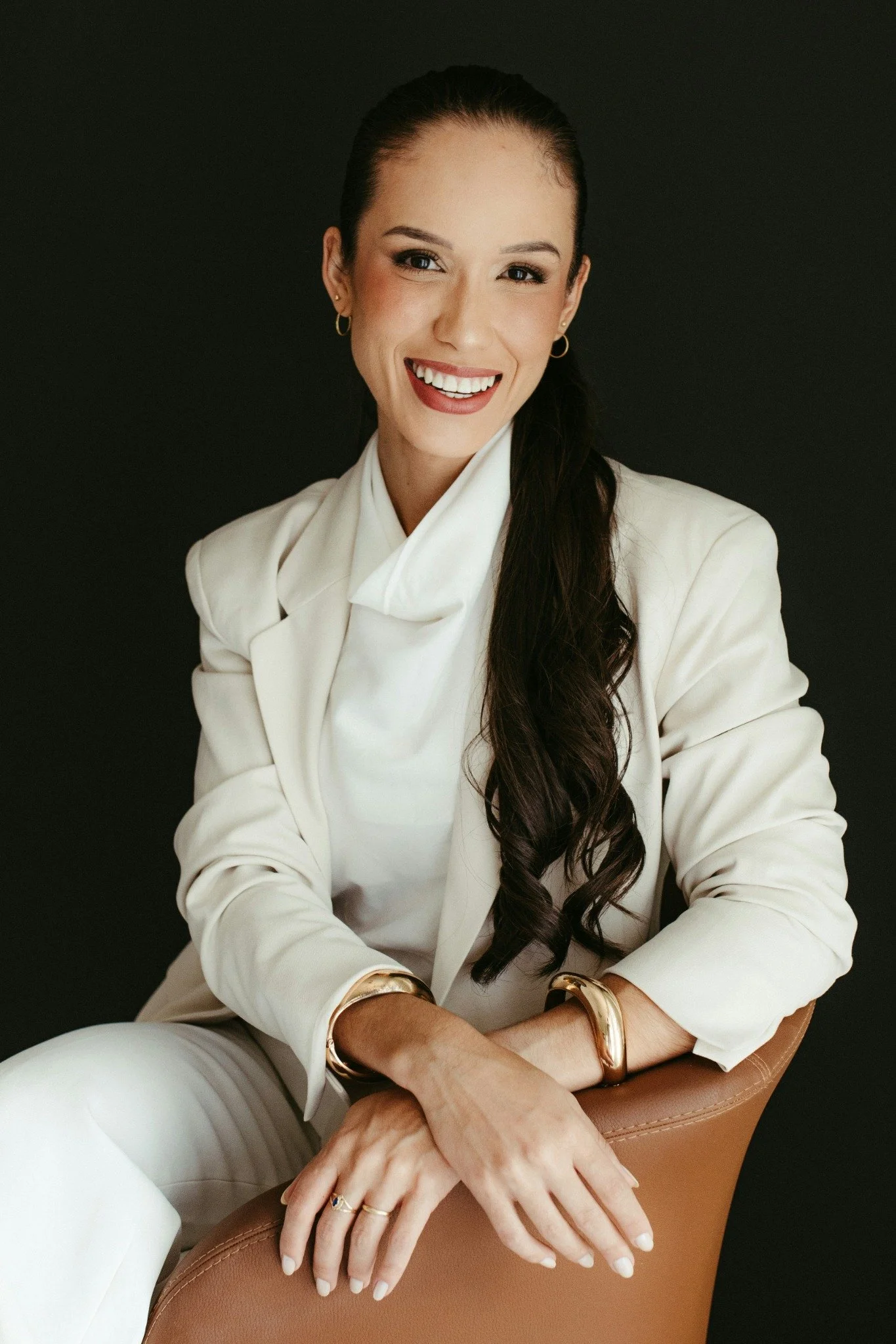 Individual professional portrait of a woman in a white blazer