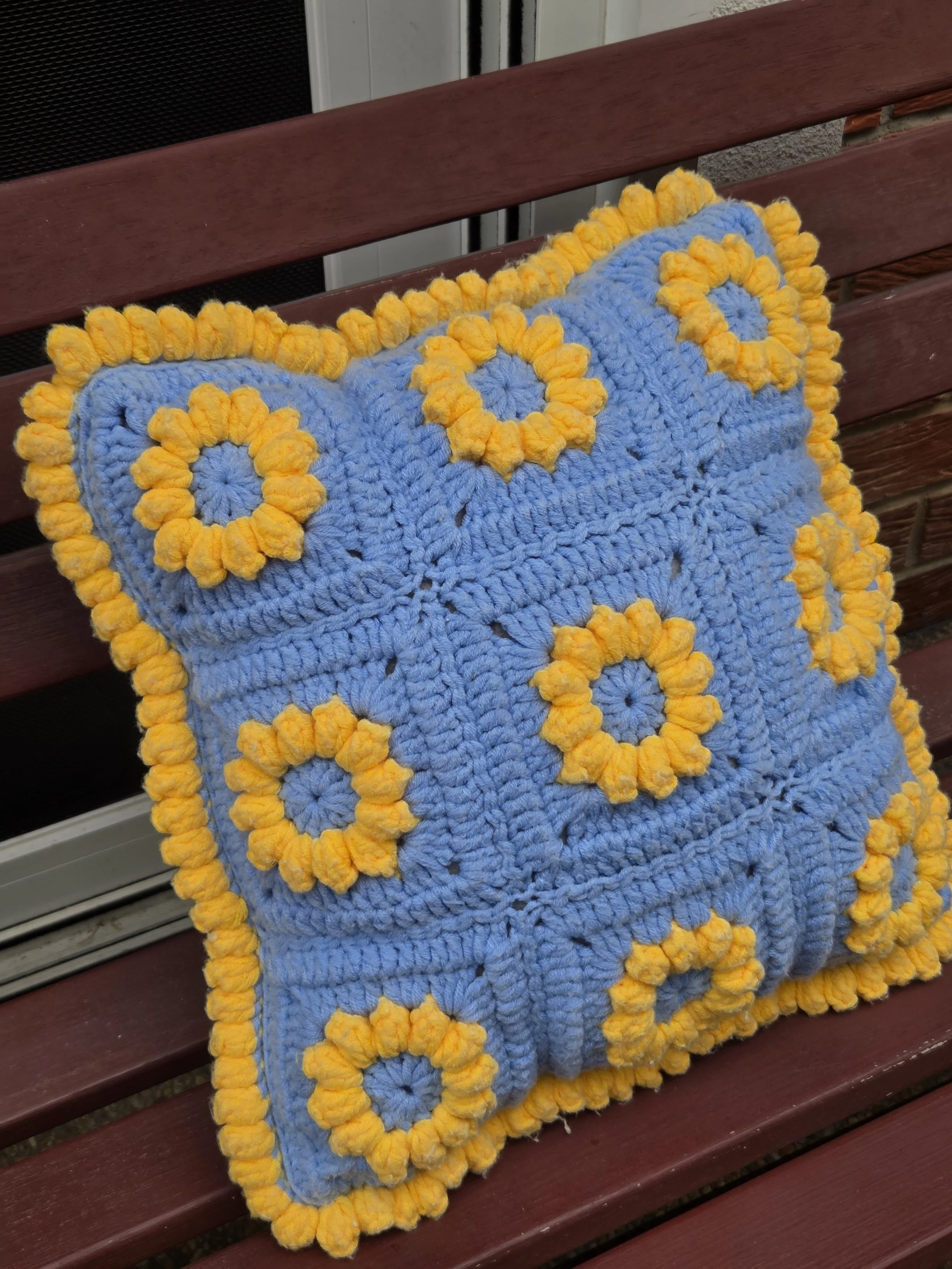 🌿 Minty’s 3D Daisy Pillow Cover Crochet Pattern