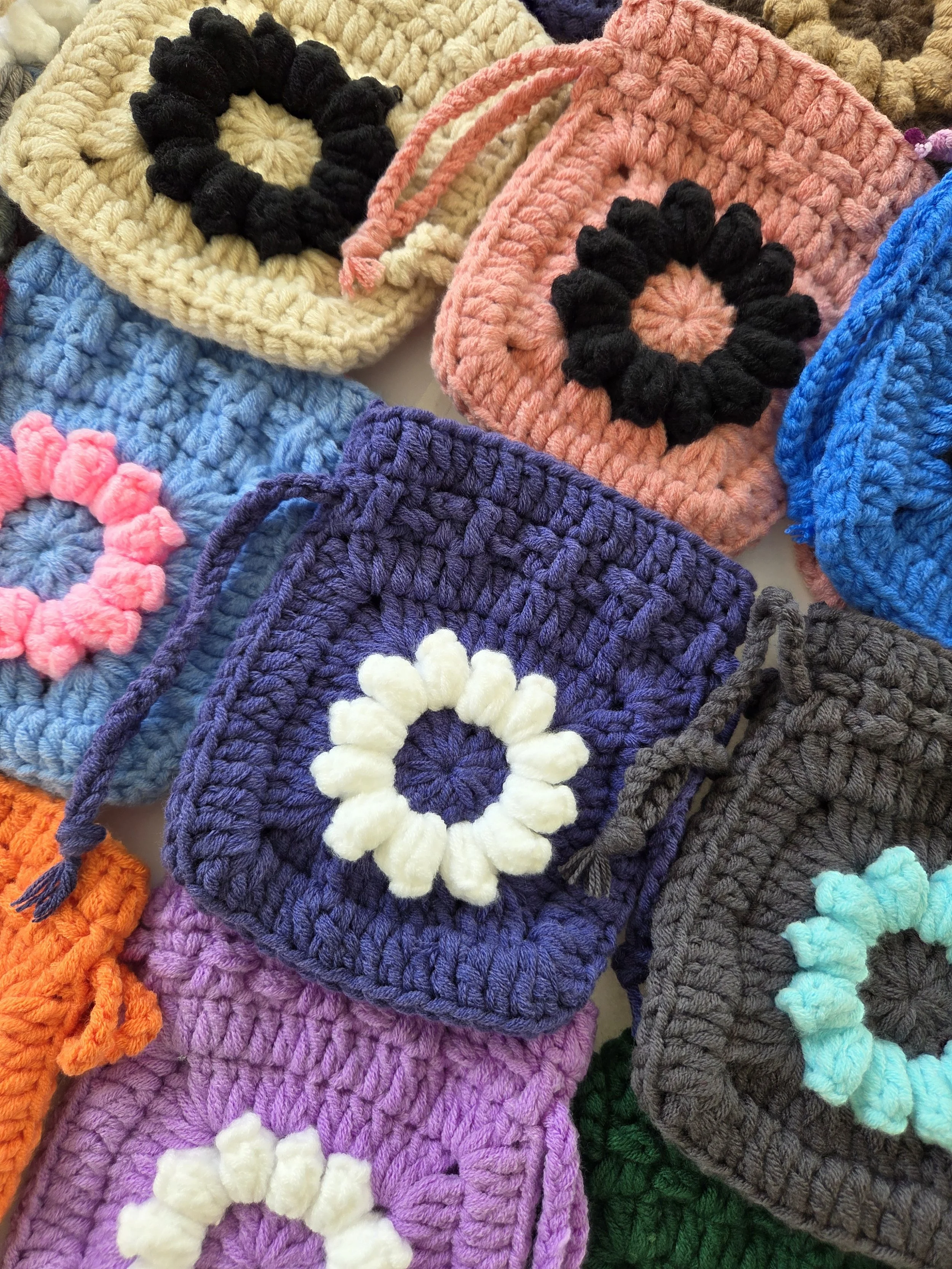 🌱 Minty's 3D Daisy Granny Square Pouch Pattern