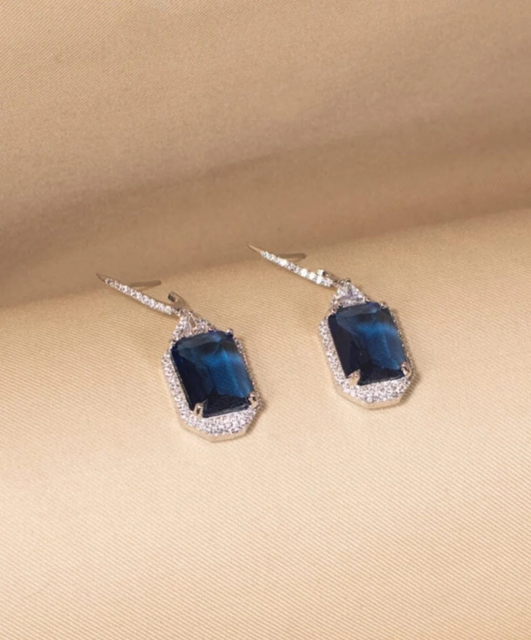 PSA: Your collection called! It wants more sparkle! Charms, pendants, and all the pretty things you need! ✨

Send me an inquiry through my site or via DM for personalized service. 💎

#sandiegoweddingphotographer #sandiegojewelrydesigner #finejewelry