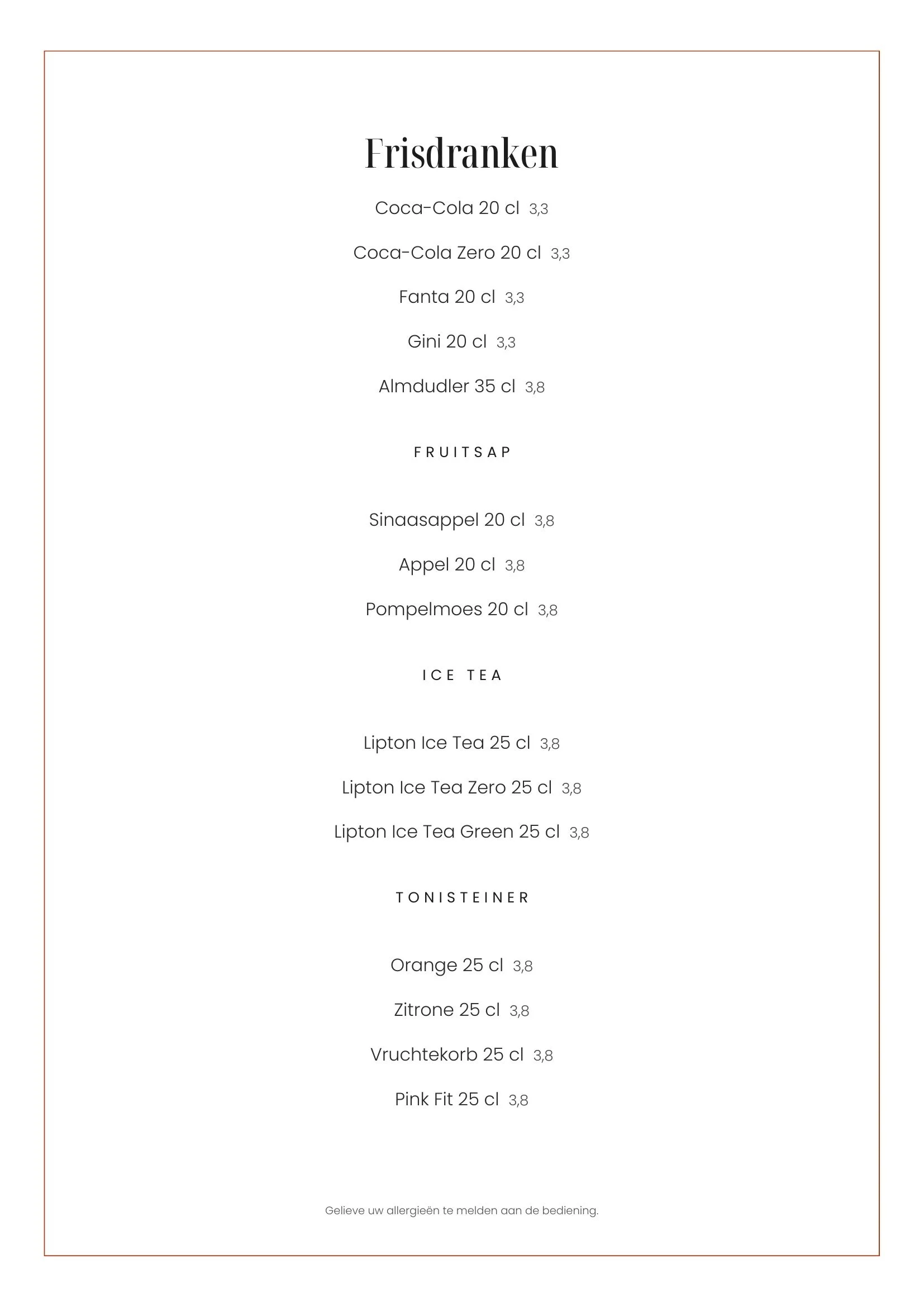 Een overzicht van een menu met verschillende frisdranken, fruitsappen, tonic en ijsthee, inclusief hun prijzen en inhoudsvolumes.