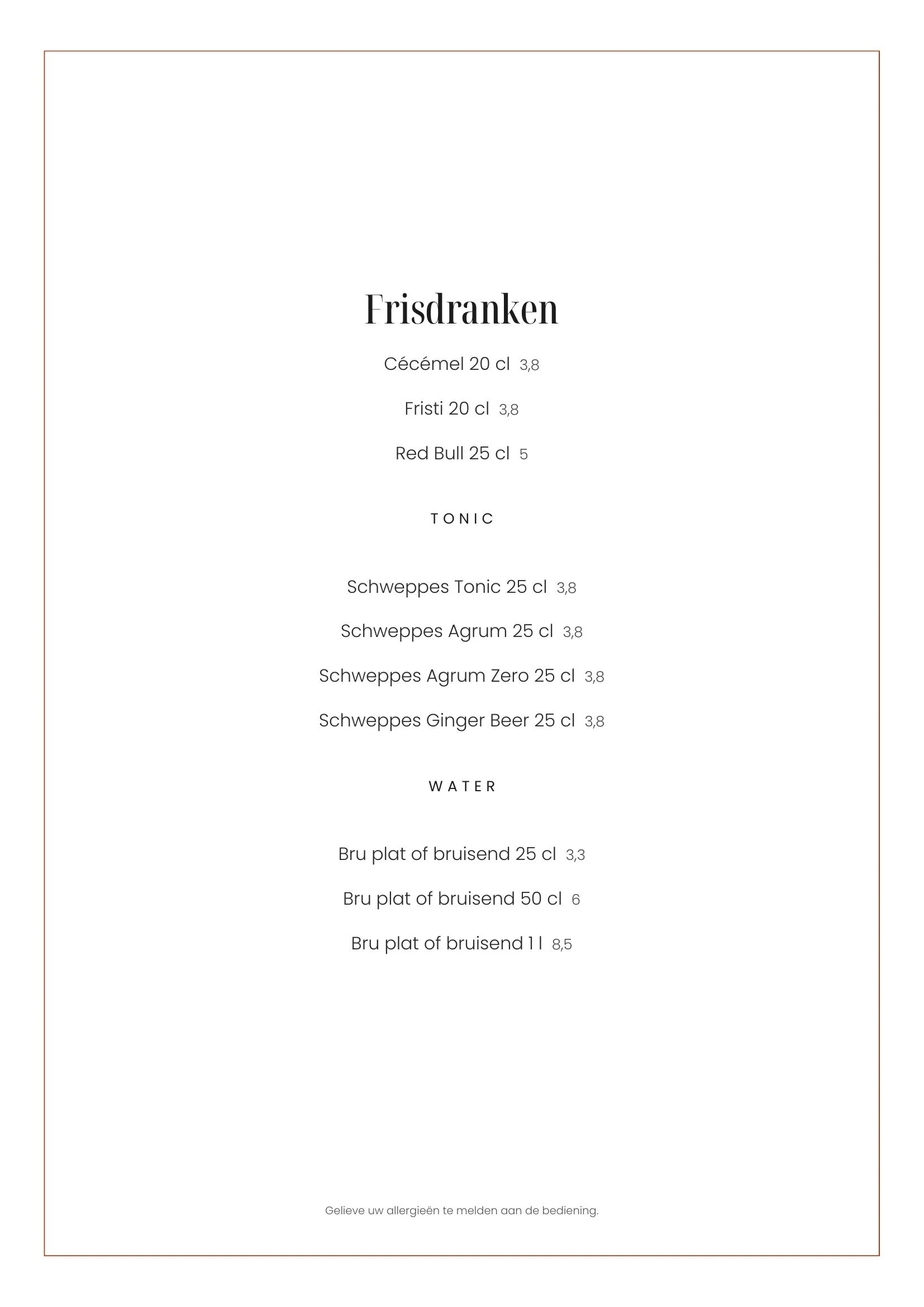 Een menukaart van een bar of restaurant met drankjes, inclusief frisdranken en water, en een waarschuwing om allergieën te melden.