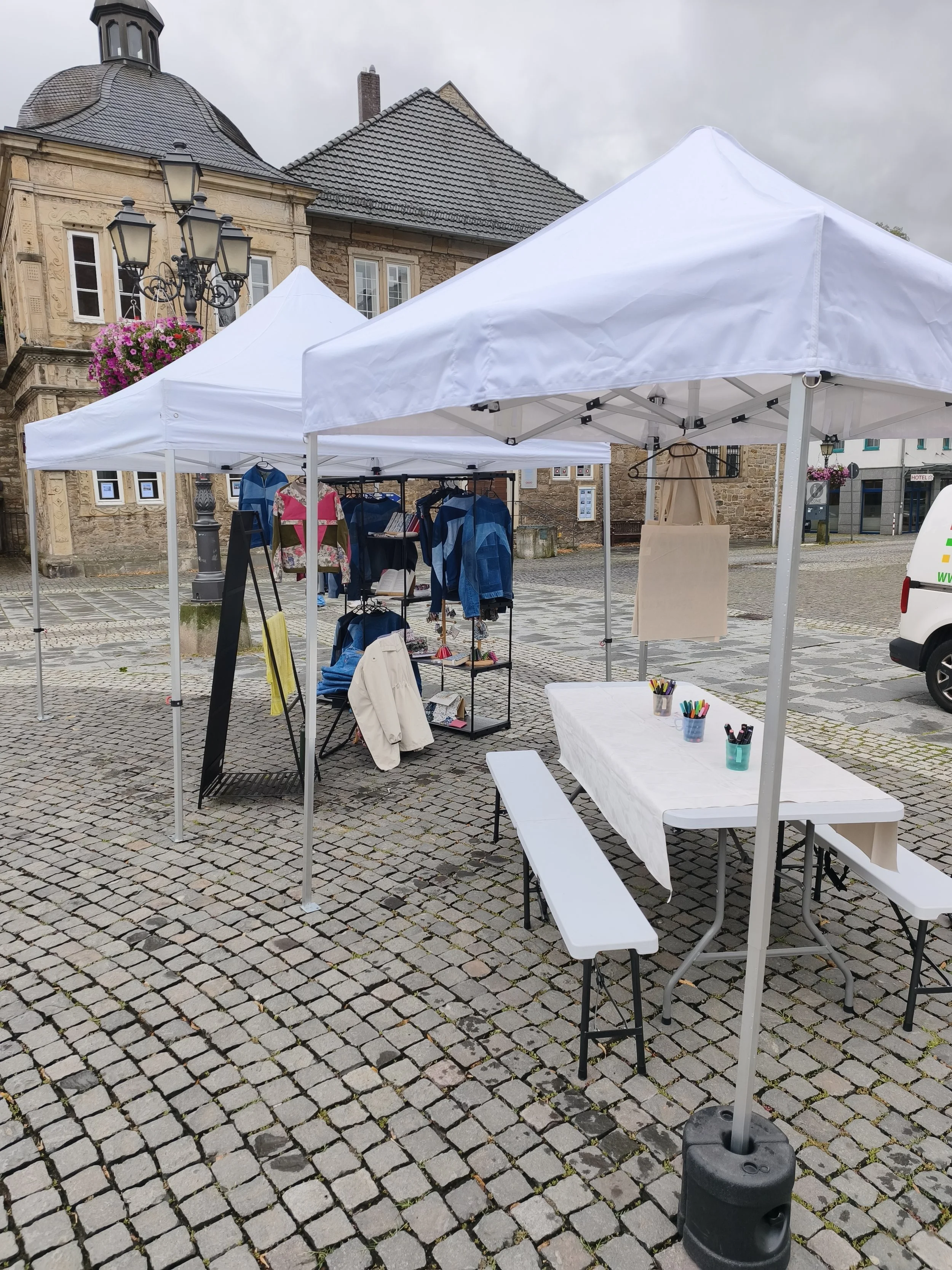 Markstand in der Altstadt Bückeburgs inkl Tisch zum Beutel bemalen