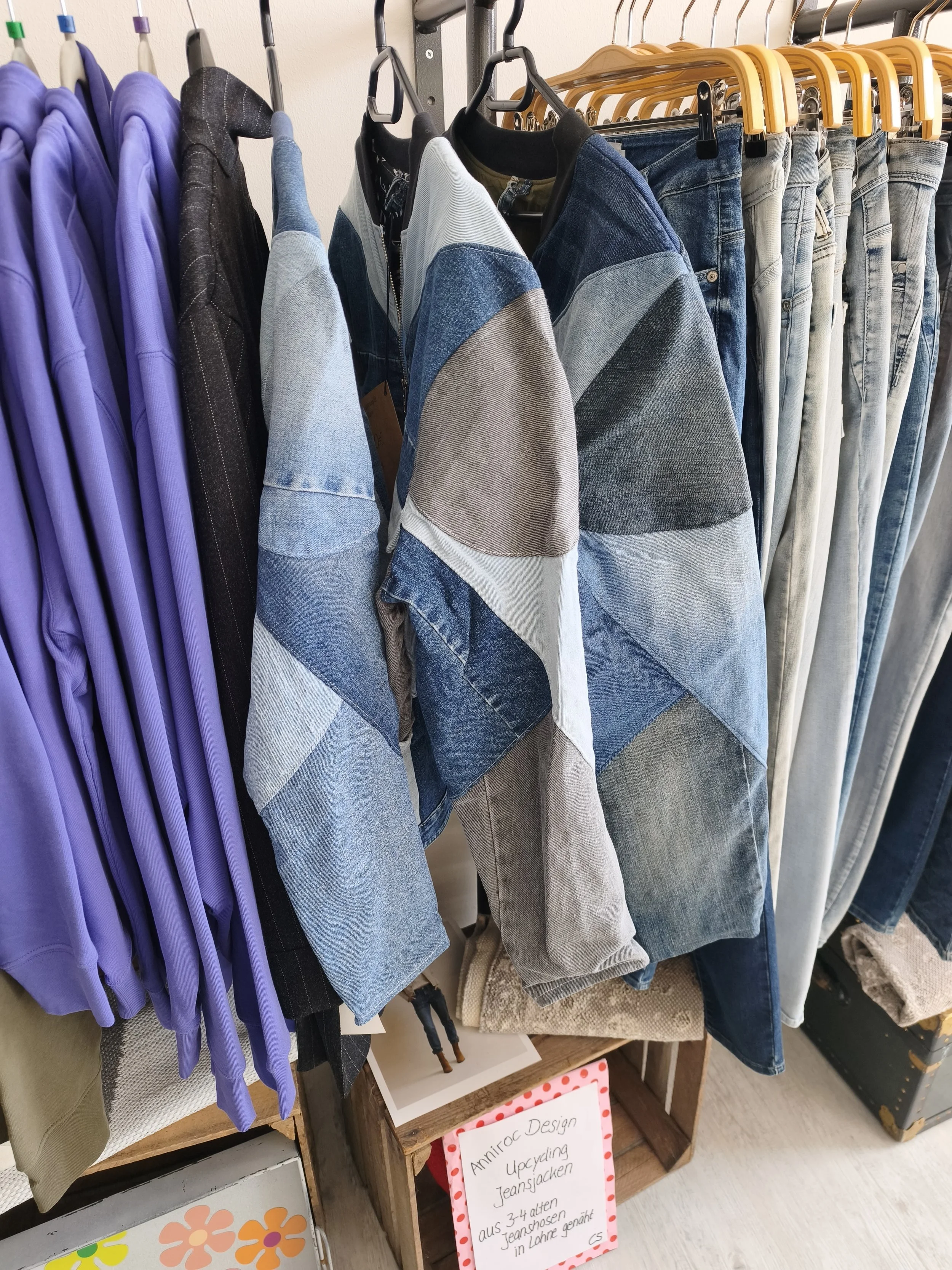 Upcycling Jeansjacken in den Größen S, M und L im Ausstellwerk95 in Oldenburg