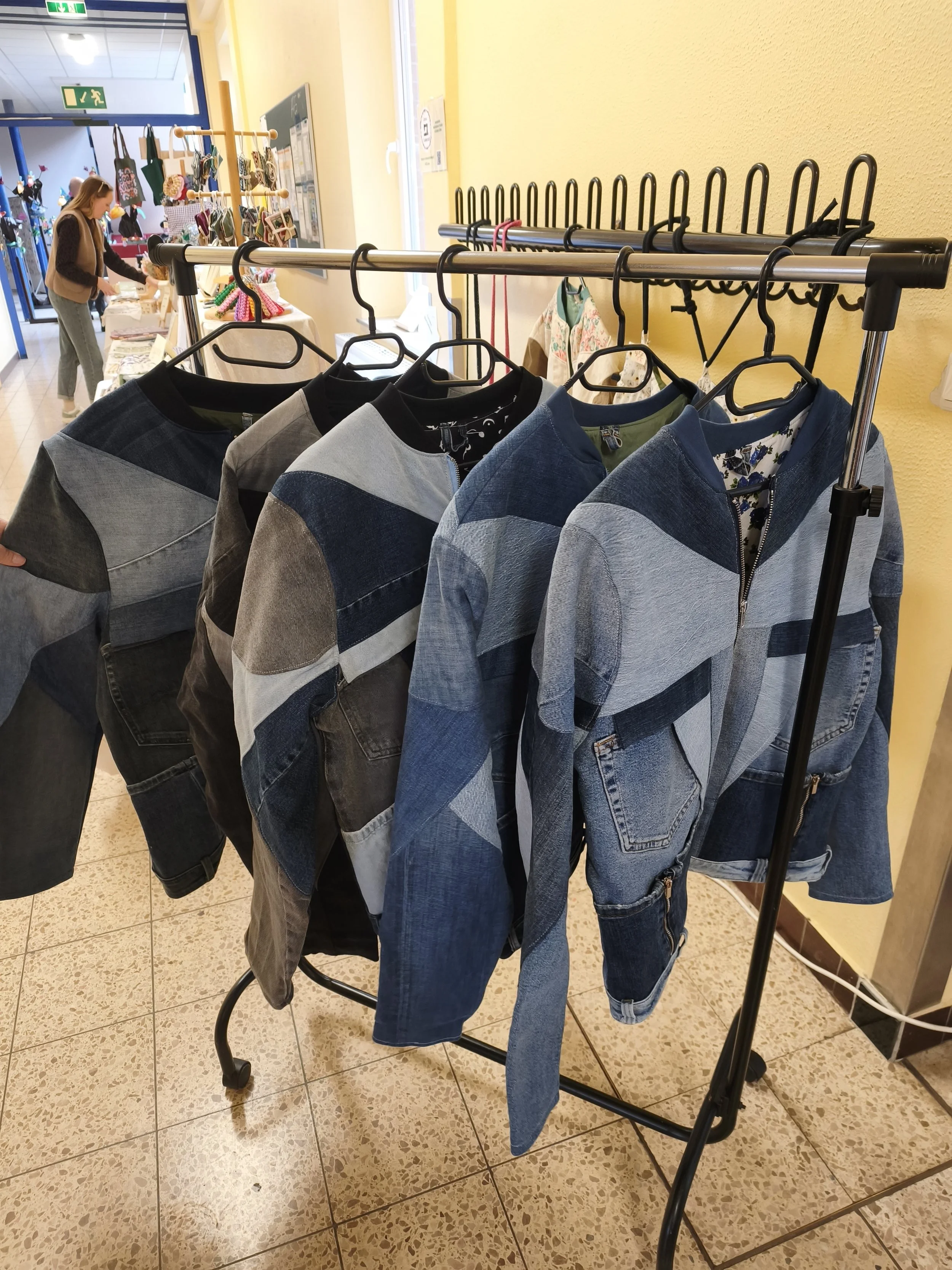 Kleiderstange mit Anniroc Design Upcycling Jeansjacken auf dem Kunsthandwerkermarkt in Goldenstedt