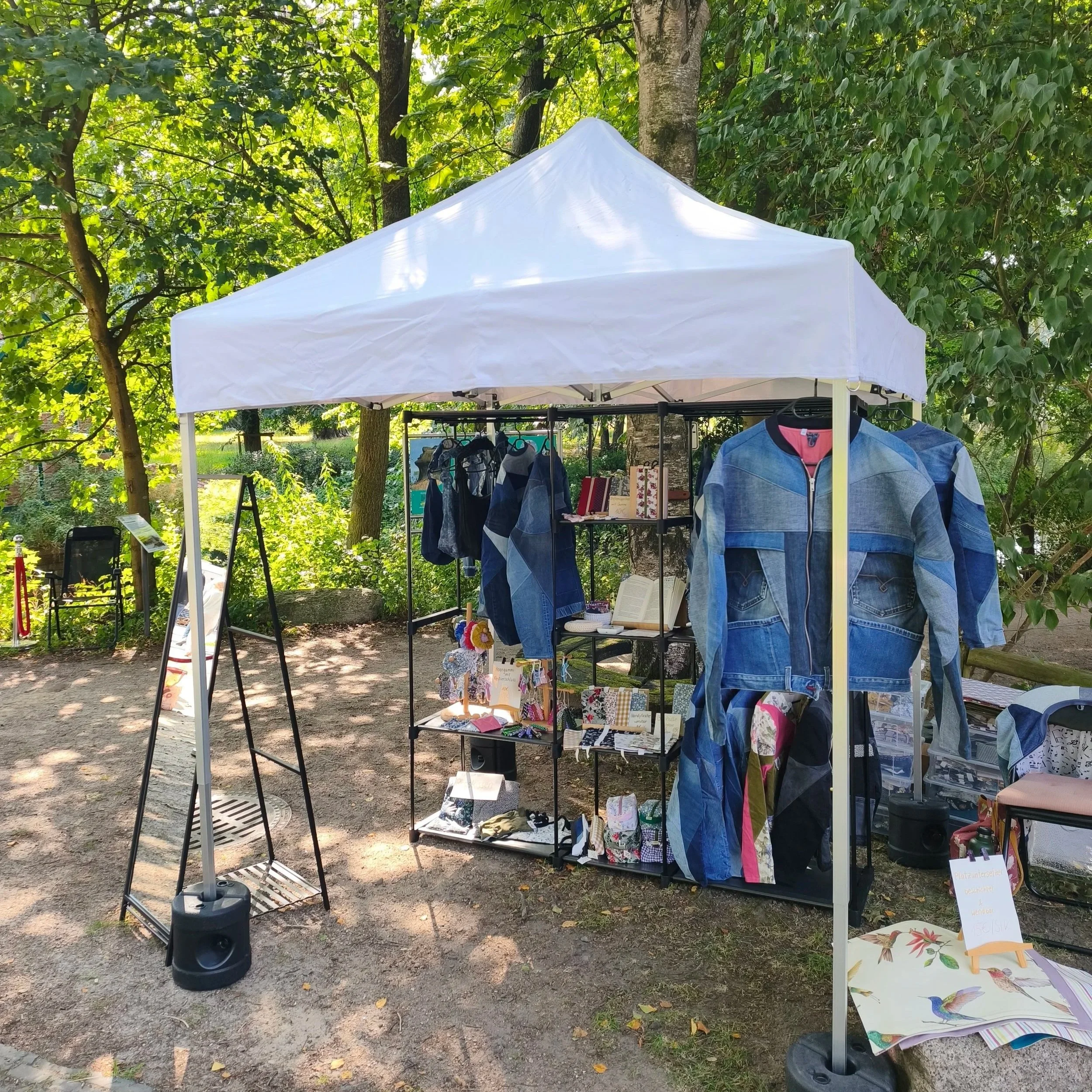 Marktstand draußen unter Bäumen