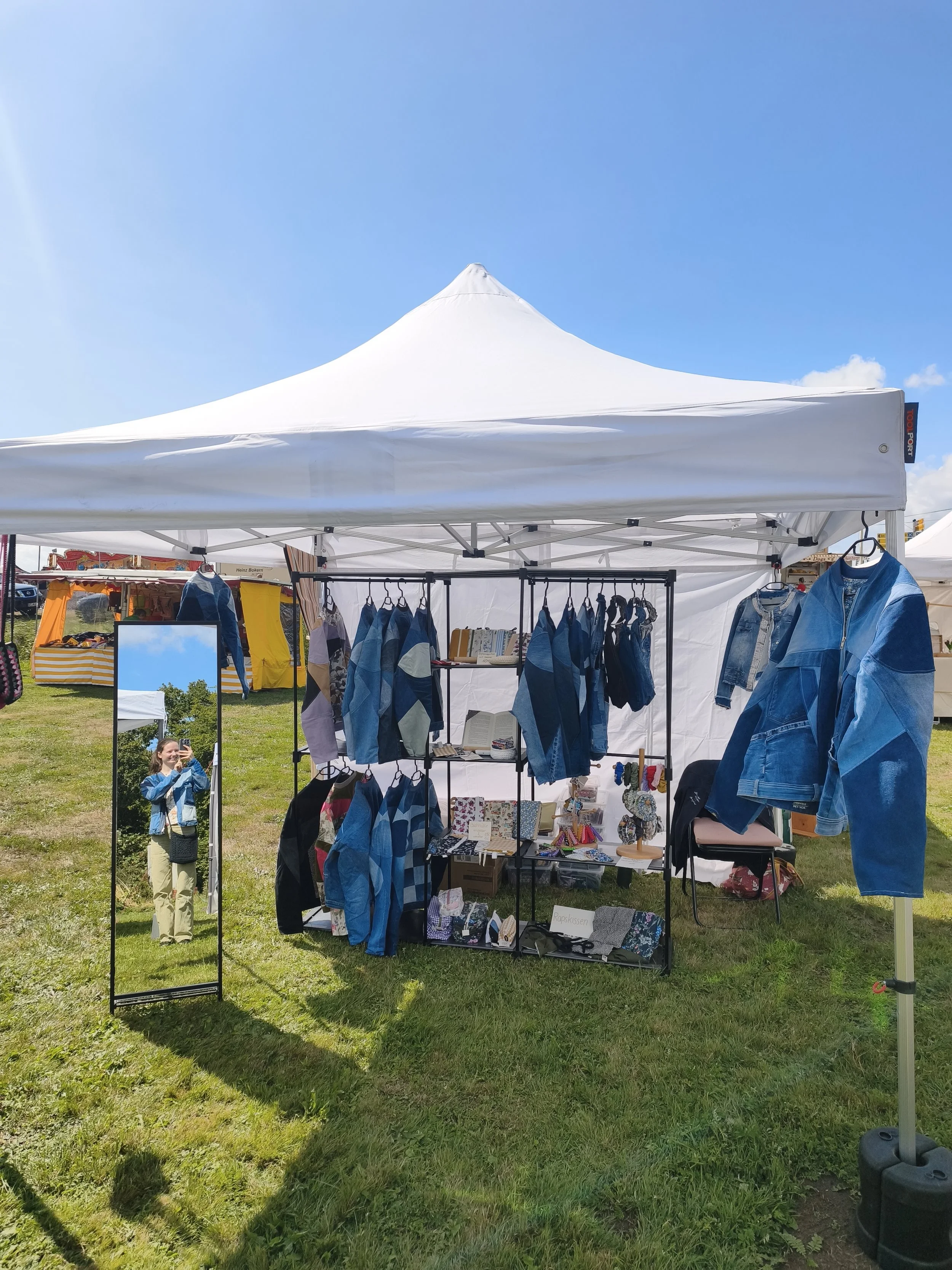 Marktstand Anniroc Design draußen