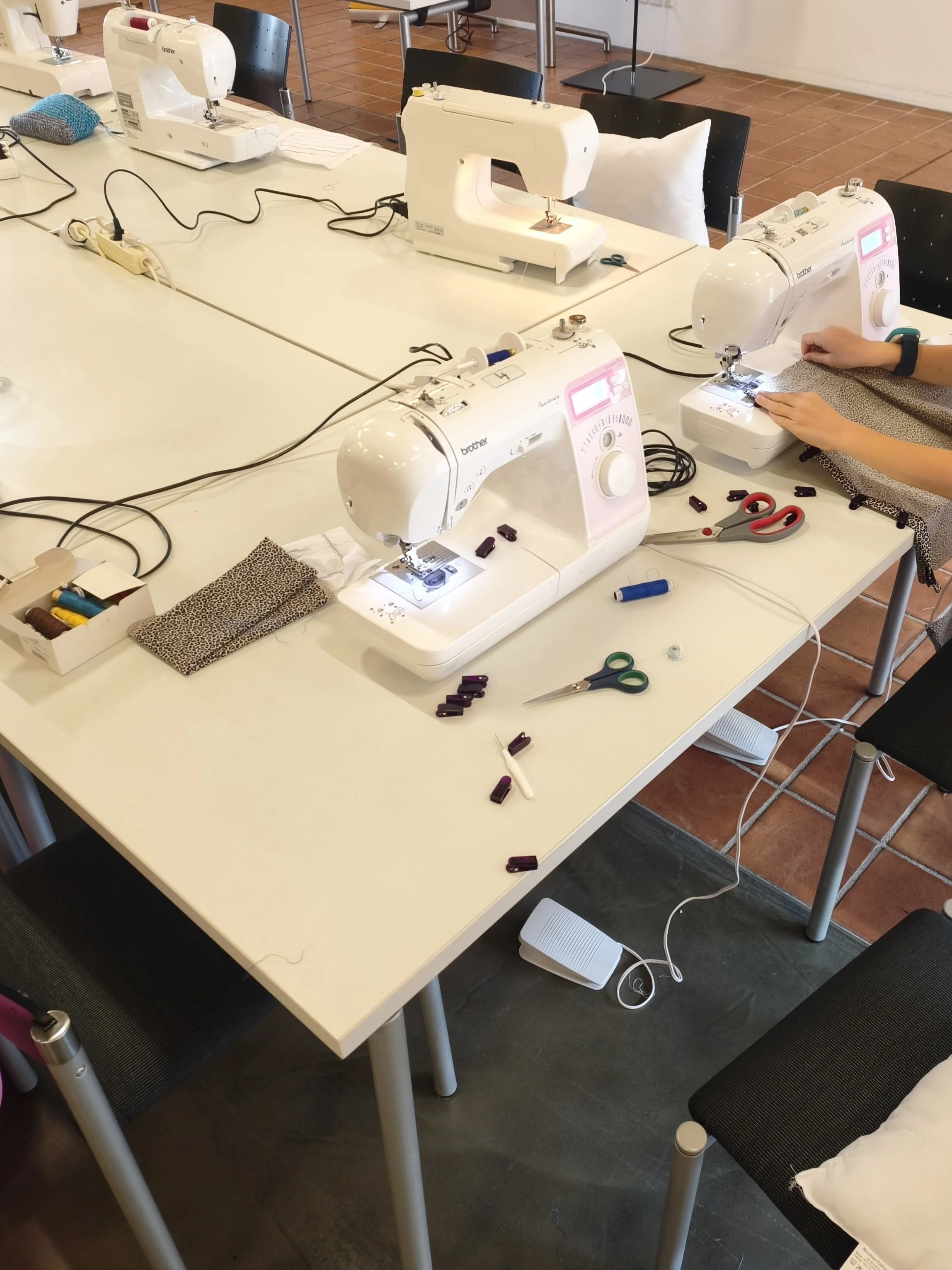 Nähmaschinen auf den Nähtisch beim Nähmaschinenkurs für Kinder