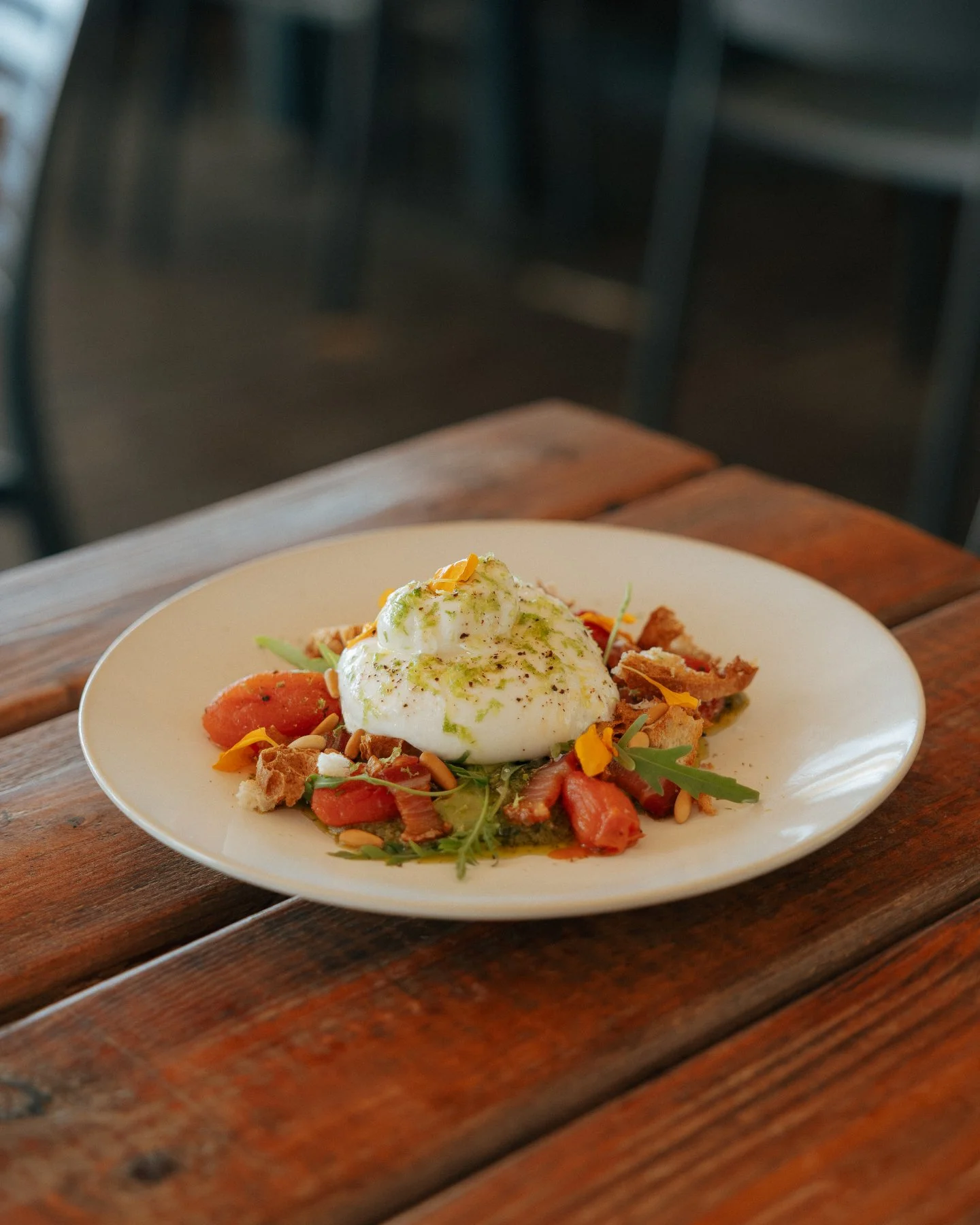 Un plat senzill i fresc on destaca el gust del producte. Descobreix la nostra burrata amb tom&agrave;quets confitats 🍅

#92restaurant #costabrava #platjadaro #productefresc #cuinamediterrania