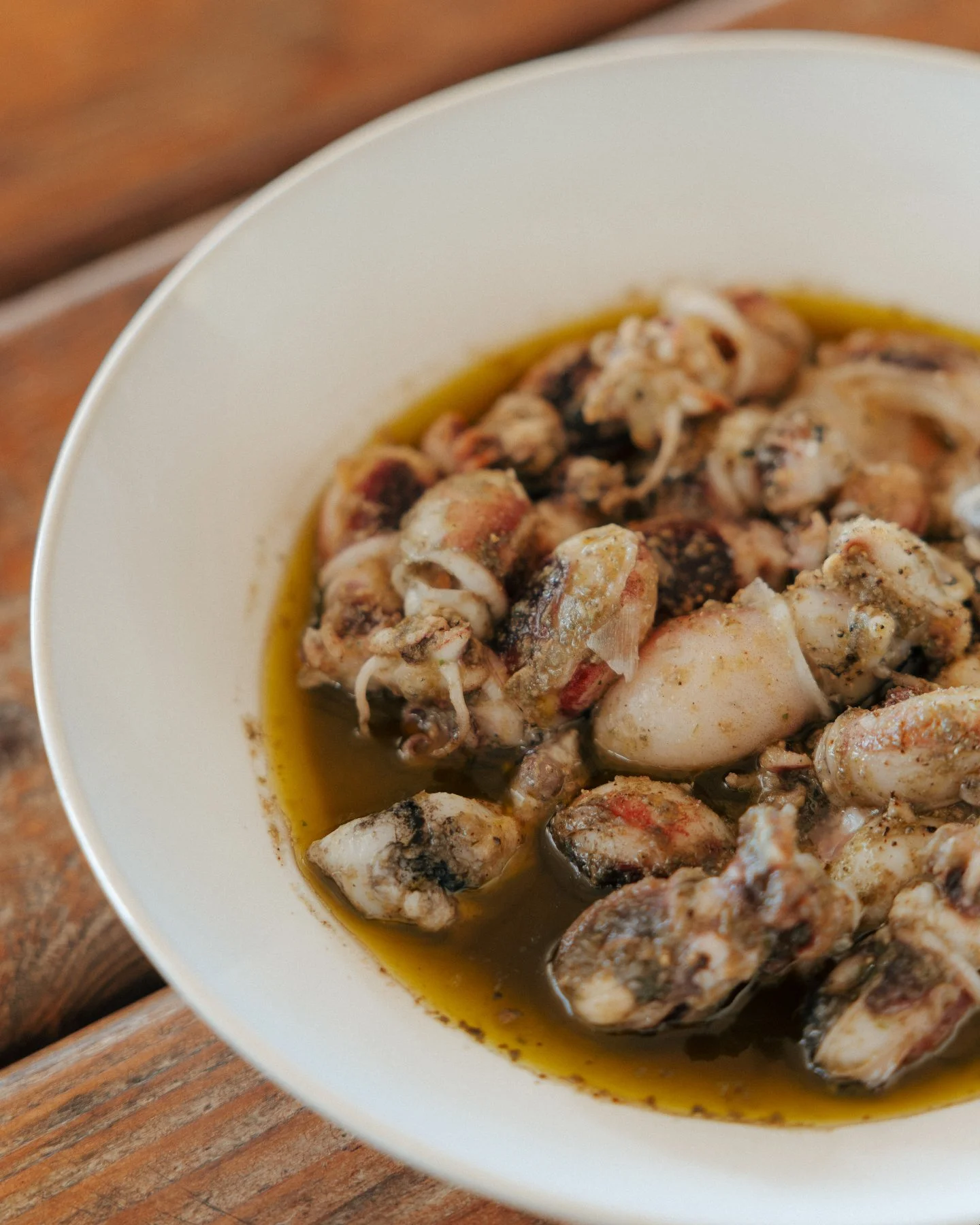 Descobreix les novetats fora de carta. Sepionets saltats amb all i julivert, ideals per compartir 🍽️

#92restaurant #costabrava #productefresc #platjadaro