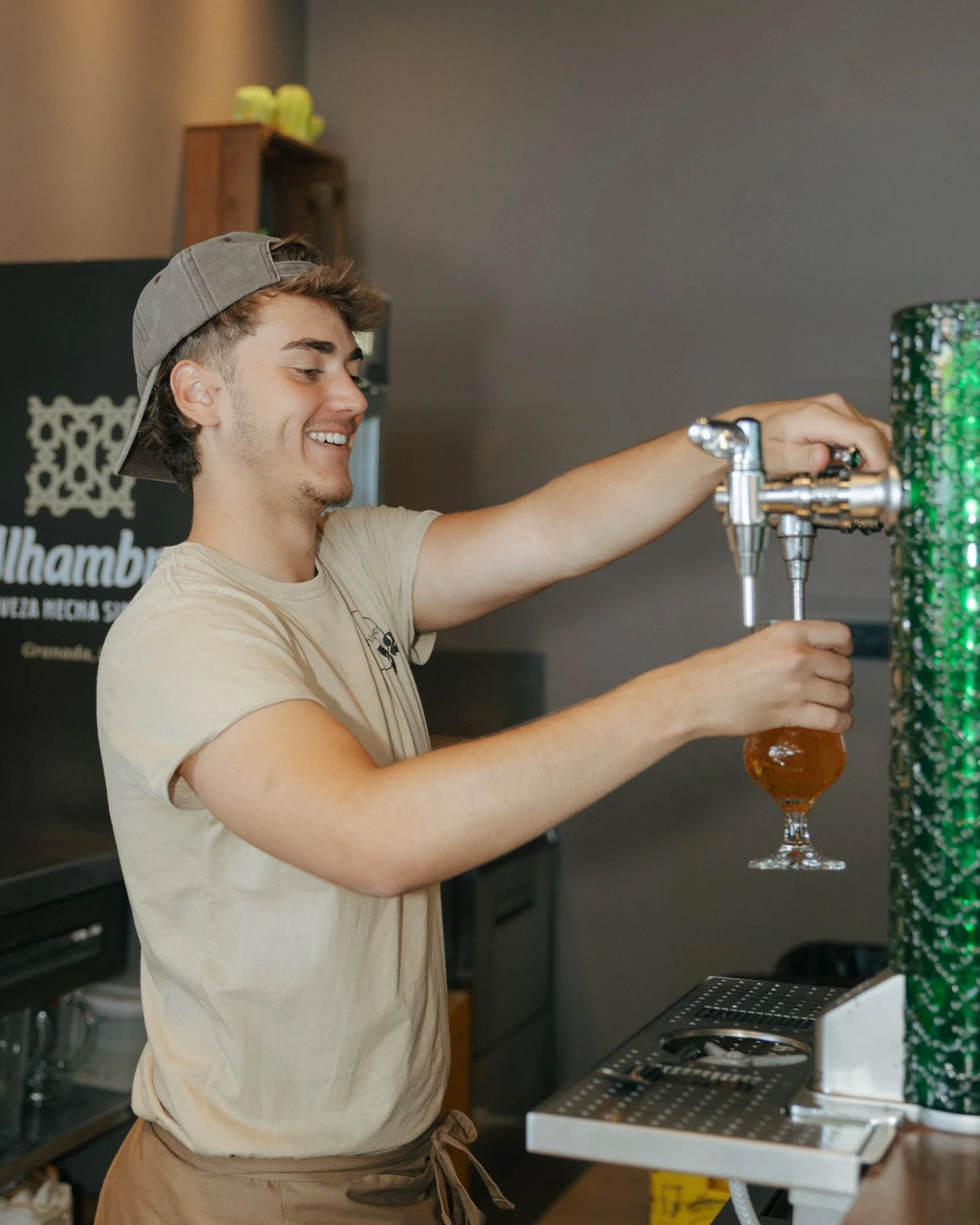 Amb aquesta calor, hi ha una cosa que sempre ve de gust 🍻 Una bona Alhambra ben freda, i millor encara si la serveix en Biel 😉

@cervezasalhambra

#92restaurant #costabrava #platjadaro #cervezasalhambra #restaurantscostabrava