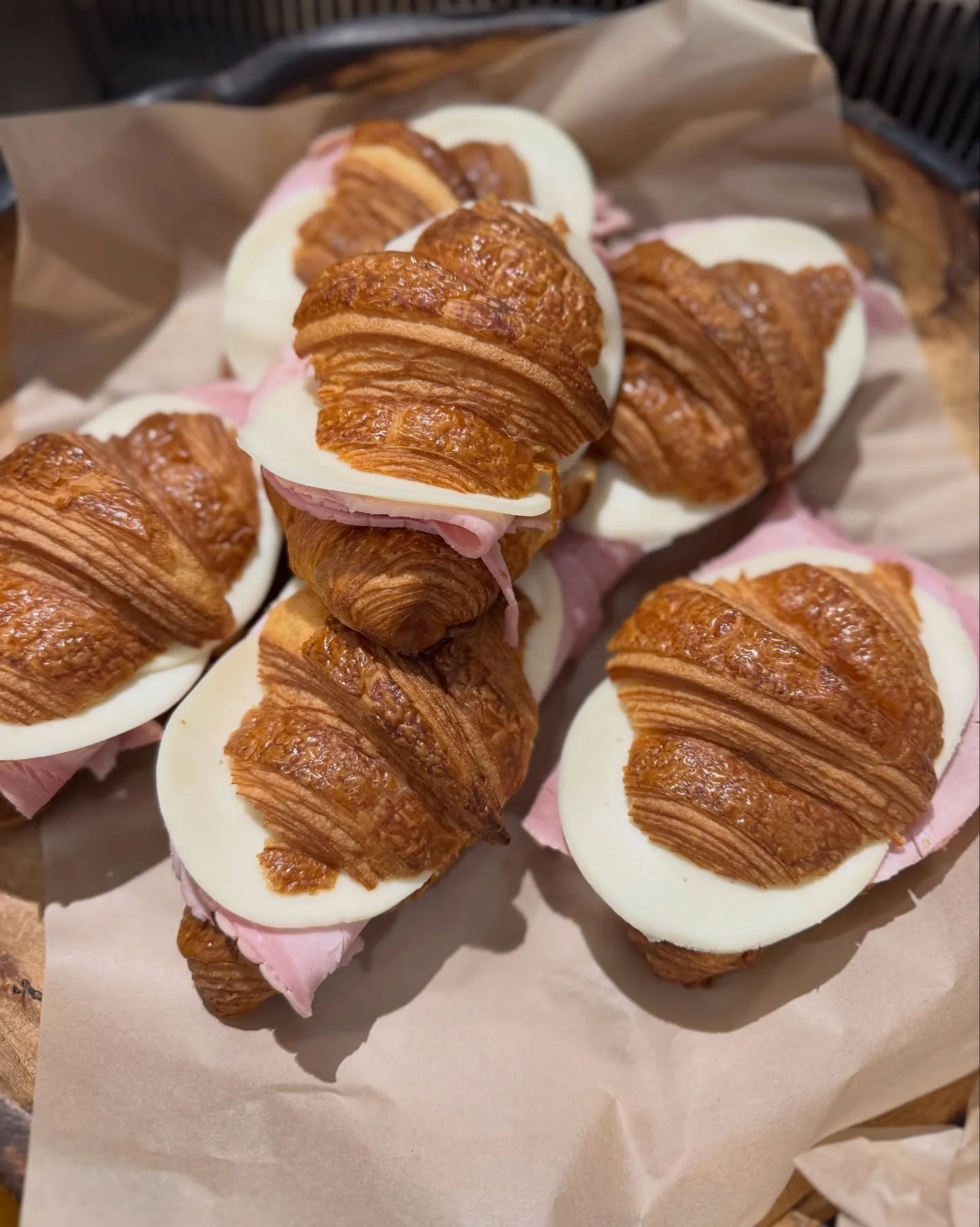 Escape the wind and rain today and warm up at Honey Truffle ✨ Fresh pastries, soups, sandwiches, salads and hot quiches waiting- with cosy indoor seating! Open 7am - 4pm ❤️

#honeytrufflekitchen