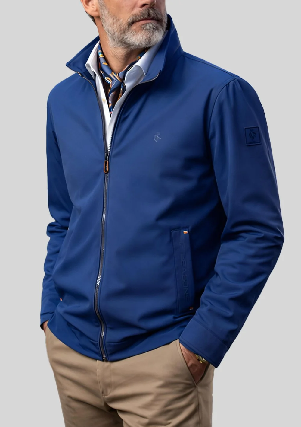 Cazadora azul en tejido técnico microestructurado impermeable