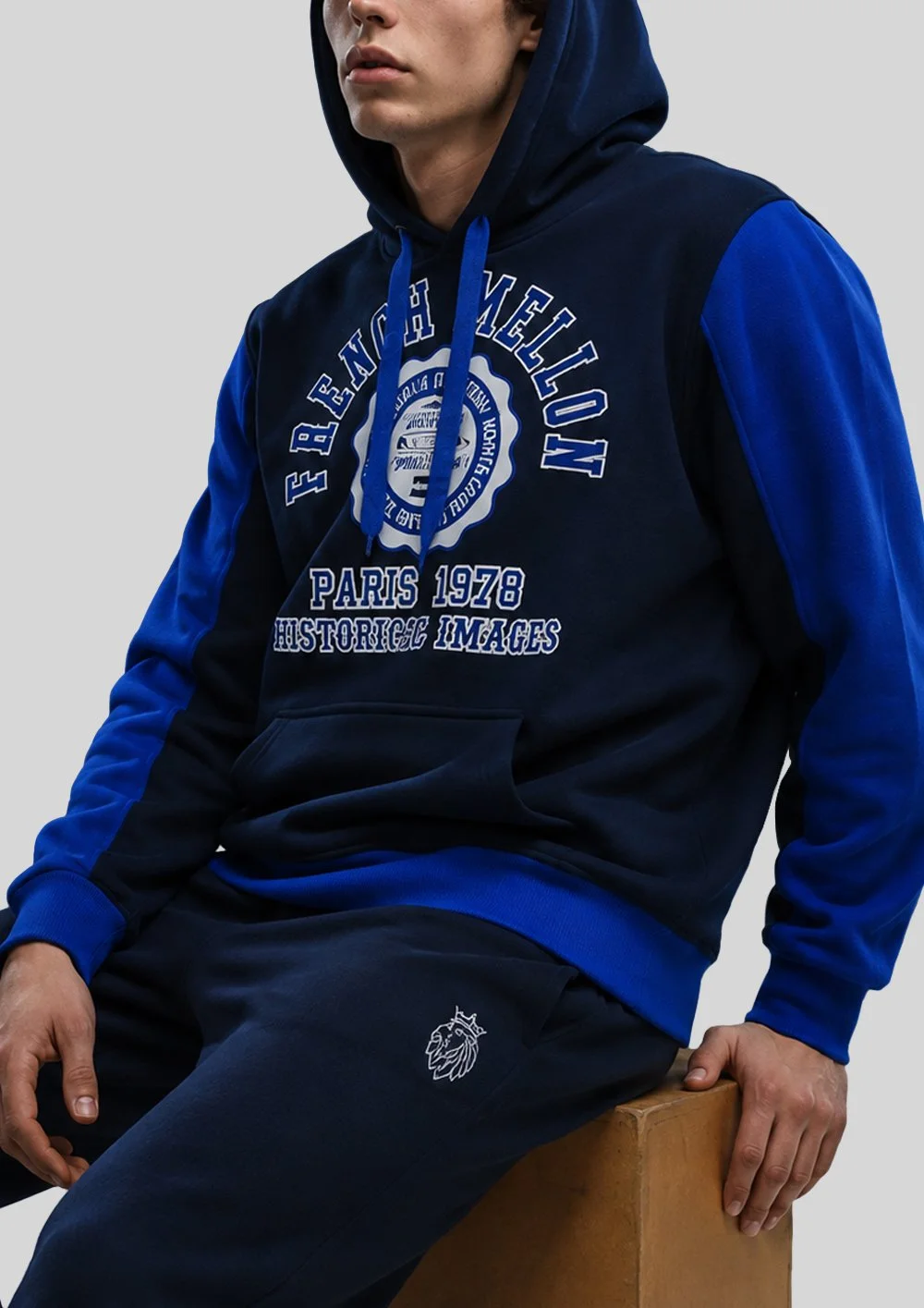 Sudadera azul marino con capucha y mangas a contraste