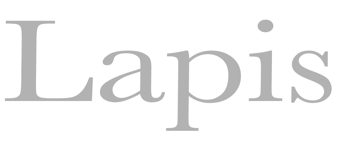 黒い背景にグレーの文字で「Lapis」と書かれている画像