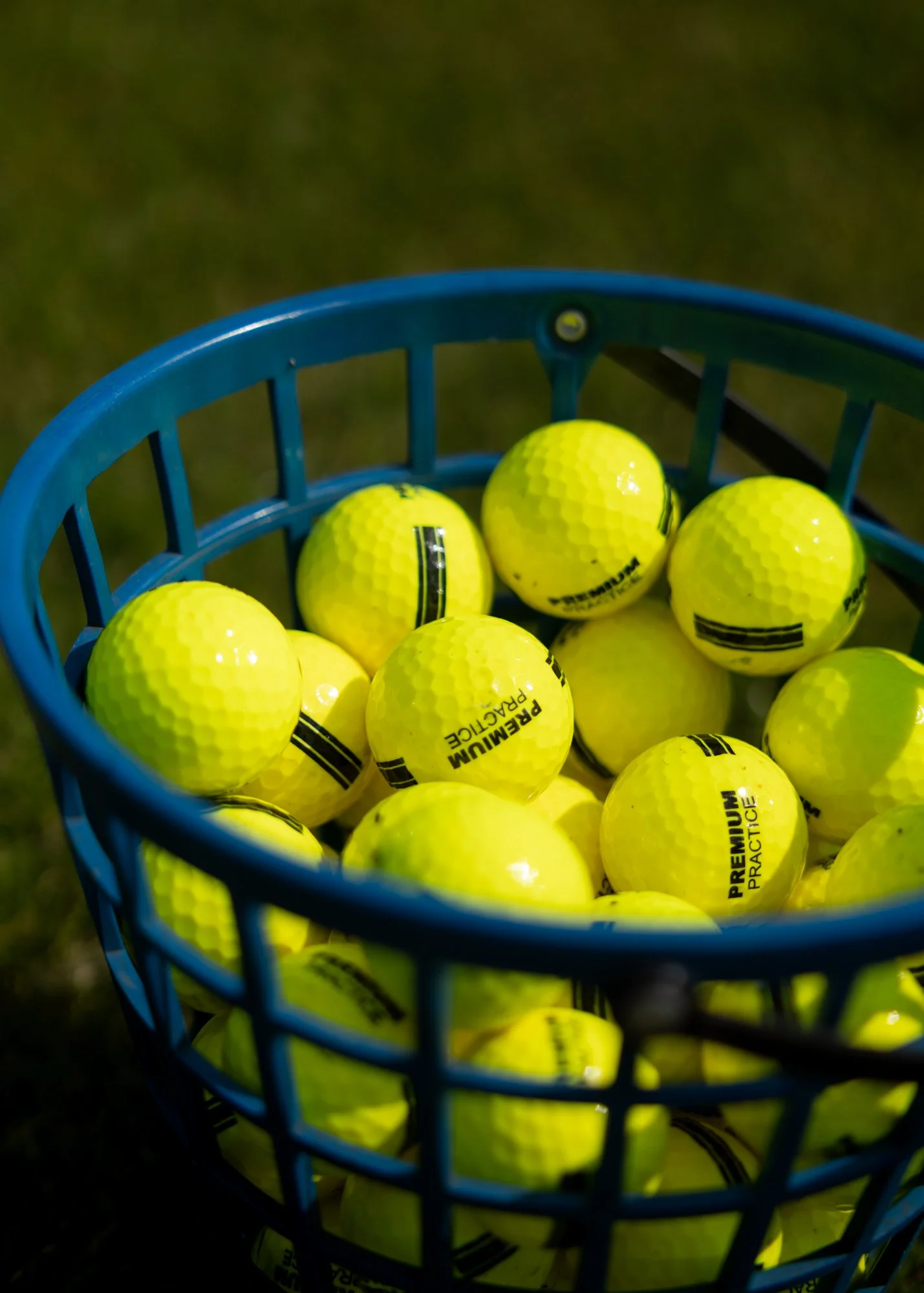 Ein Korb gelber Golfbälle