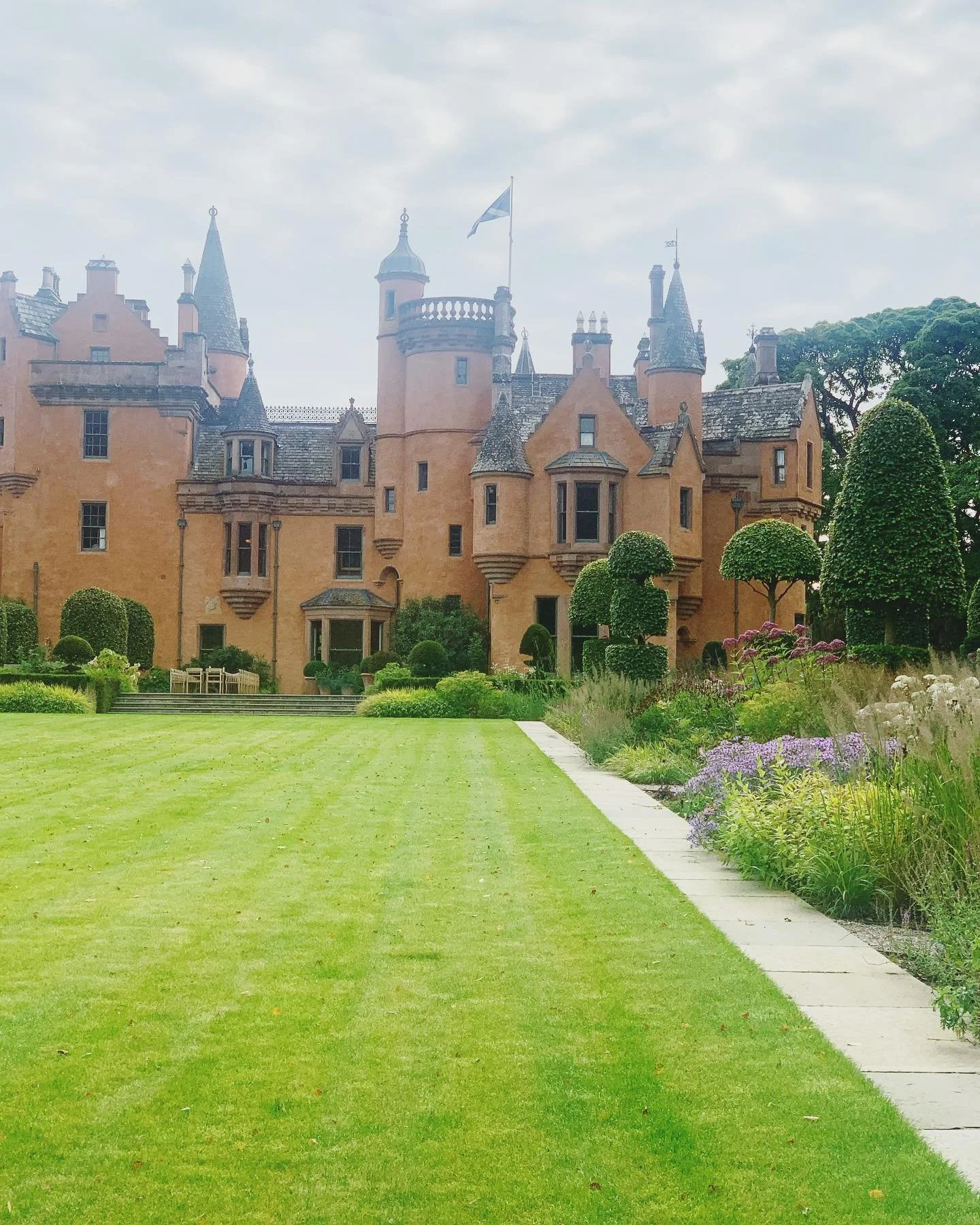 Still dreaming of my debut visit to Scotland and the incredible sneak peek into the stunning @aldourie.scot Set at the foot of Loch Ness, the 300-year-old Baronial castle was recently restored and brought back to life thanks to the property&rsquo;s n