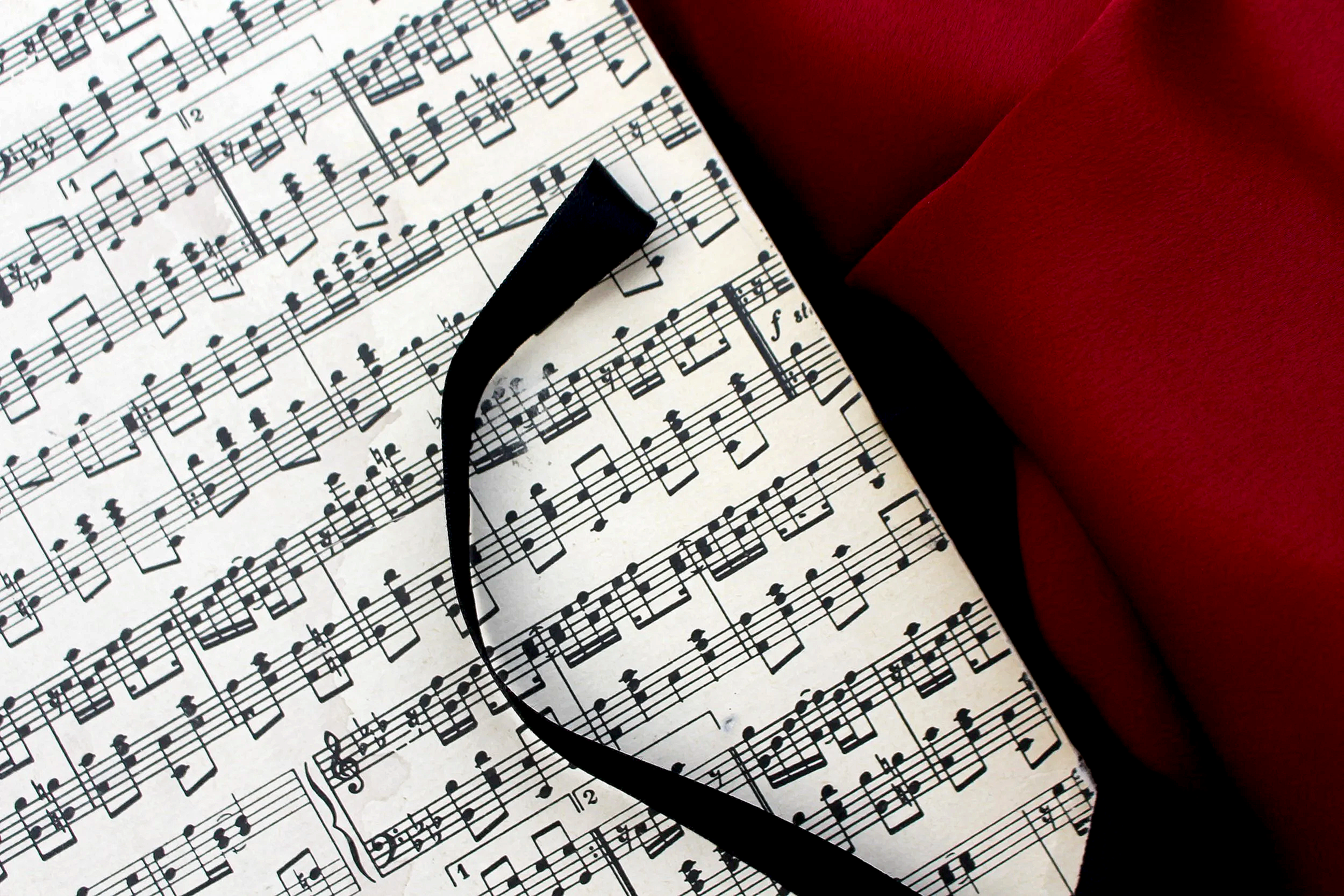 Pagina di musica con note e spartiti