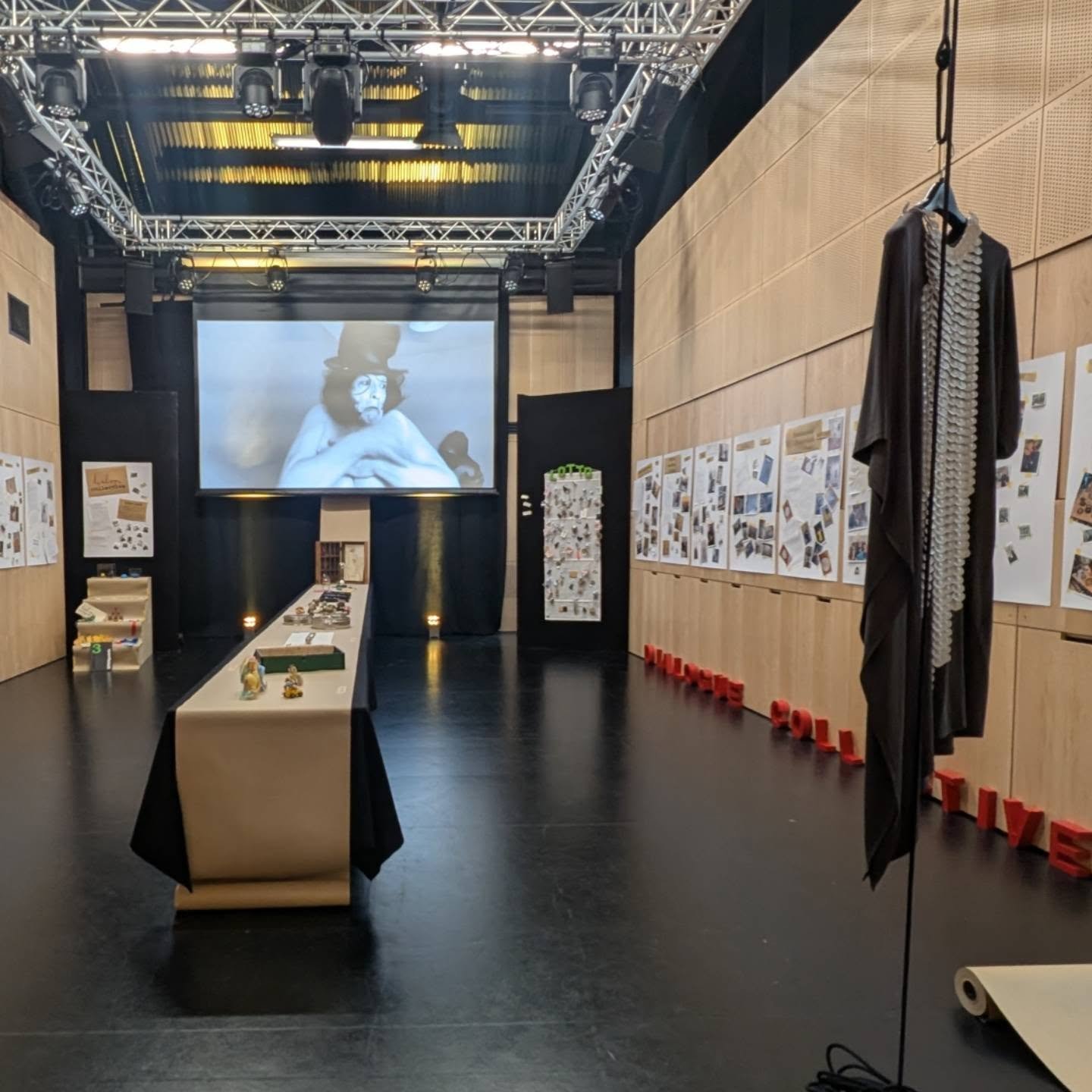 We are open today!
Saturday 12th from 10am - 4pm! 
Come say hi and check out our retrospective of the groups 27 years of jewellery history! 

More information in the link in our bio 💛

@homemcr @manchesterjewelleryweek 

#manchesterjewelleryweek #di