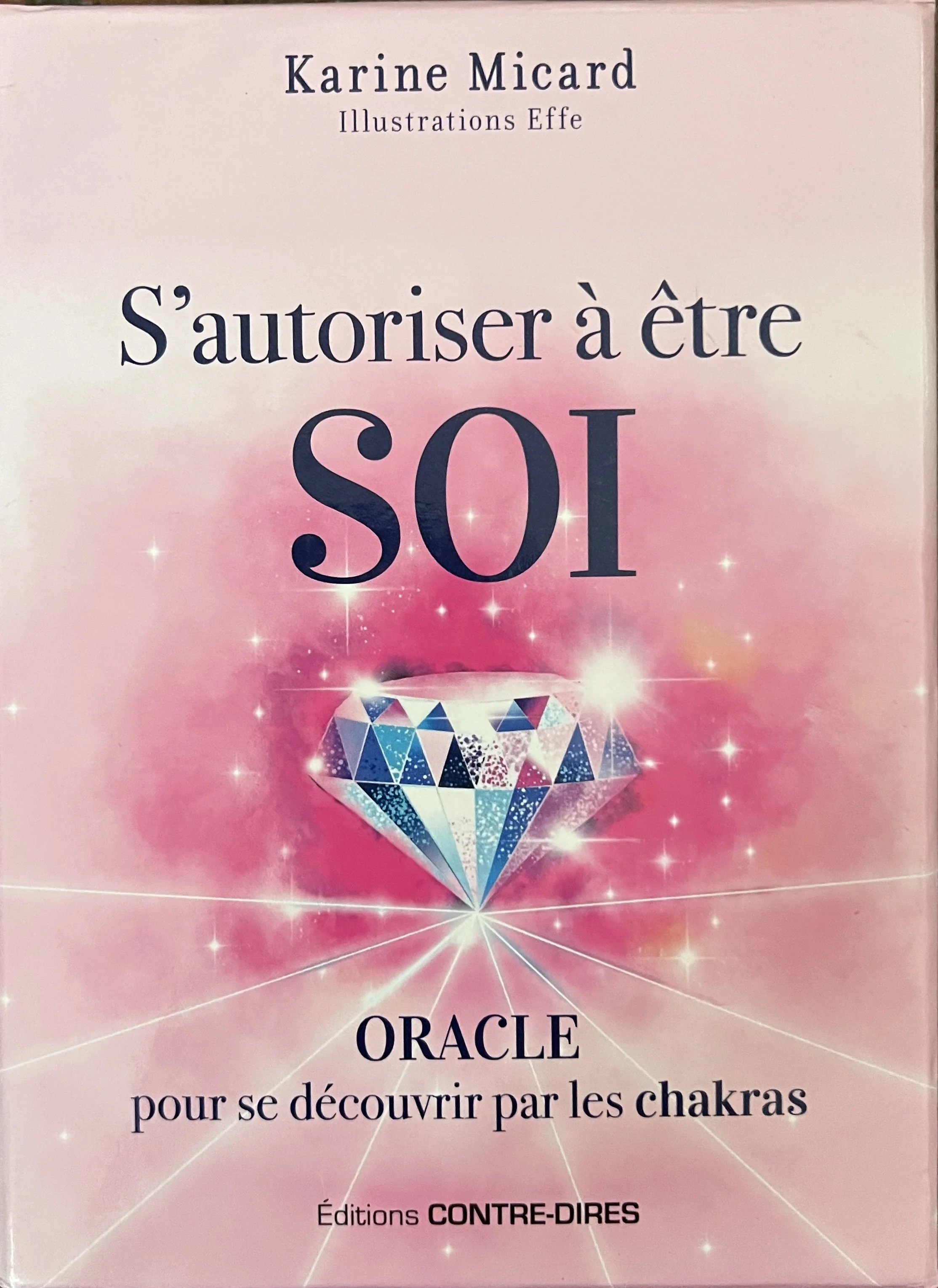 Couverture de livre rose avec une illustration d'un diamant brillant. Titre : "S'autoriser à être soi" par Karine Micard, avec une mention d'oracle pour découvrir par les chakras, publié par les Éditions Contre-Dires.