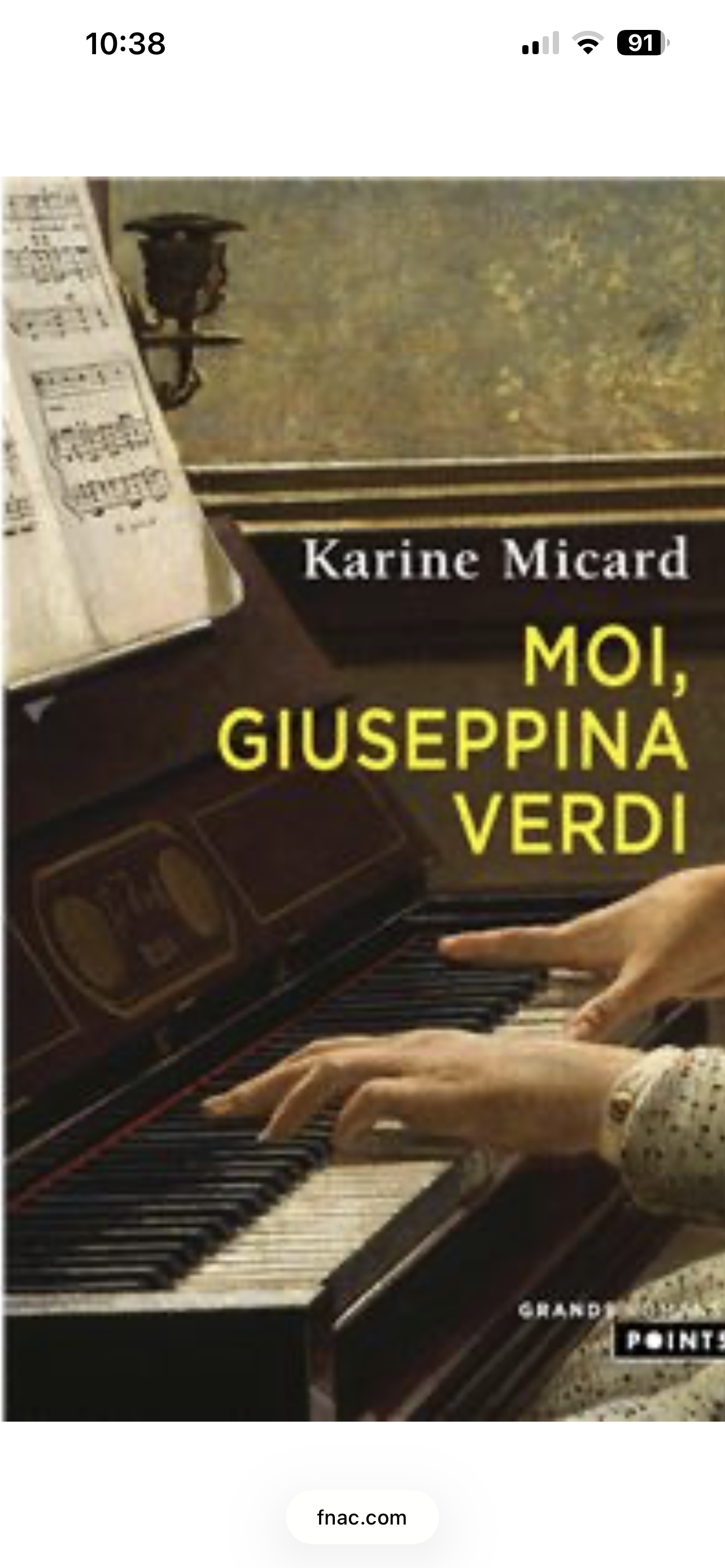 Couverture du livre avec une personne jouant du piano, la musique et une partition sur le côté gauche, le titre "Moi, Giuseppina Verdi" en jaune, et le nom de l'auteur Karine Micard.