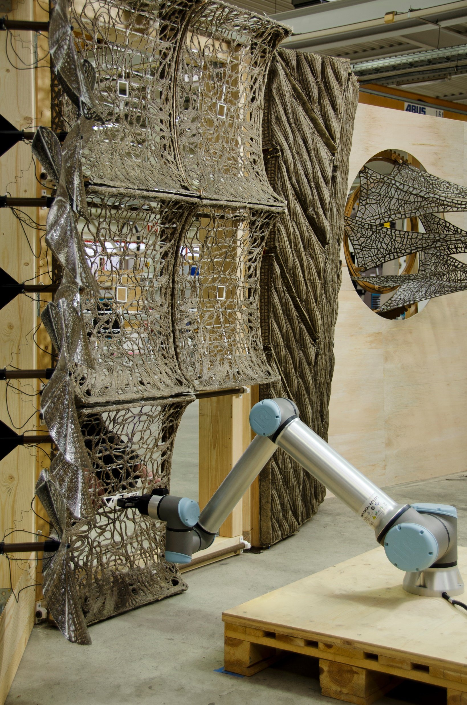 Robotic assembly of TFP facade panels- Credit BioMat_ALTERNATIV_2.jpg