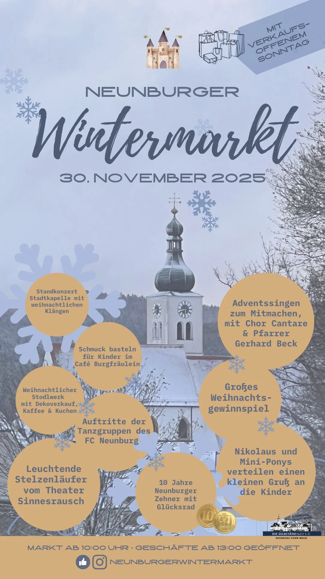 Plakat für den Neunburger Wintermarkt am 30. November 2025 mit Veranstaltungstipps wie Standkonzert, Schmuck basteln, Weihnachtsdorf, Tanzaufführungen, Nikolausbesuch und Gewinnspielen, im Hintergrund ein Weihnachtsmarkt mit Kirche und Bäumen, im Vordergrund goldene Kreise mit Texten zu den Aktivitäten, Schneeflocken und ein Schloss oben links.