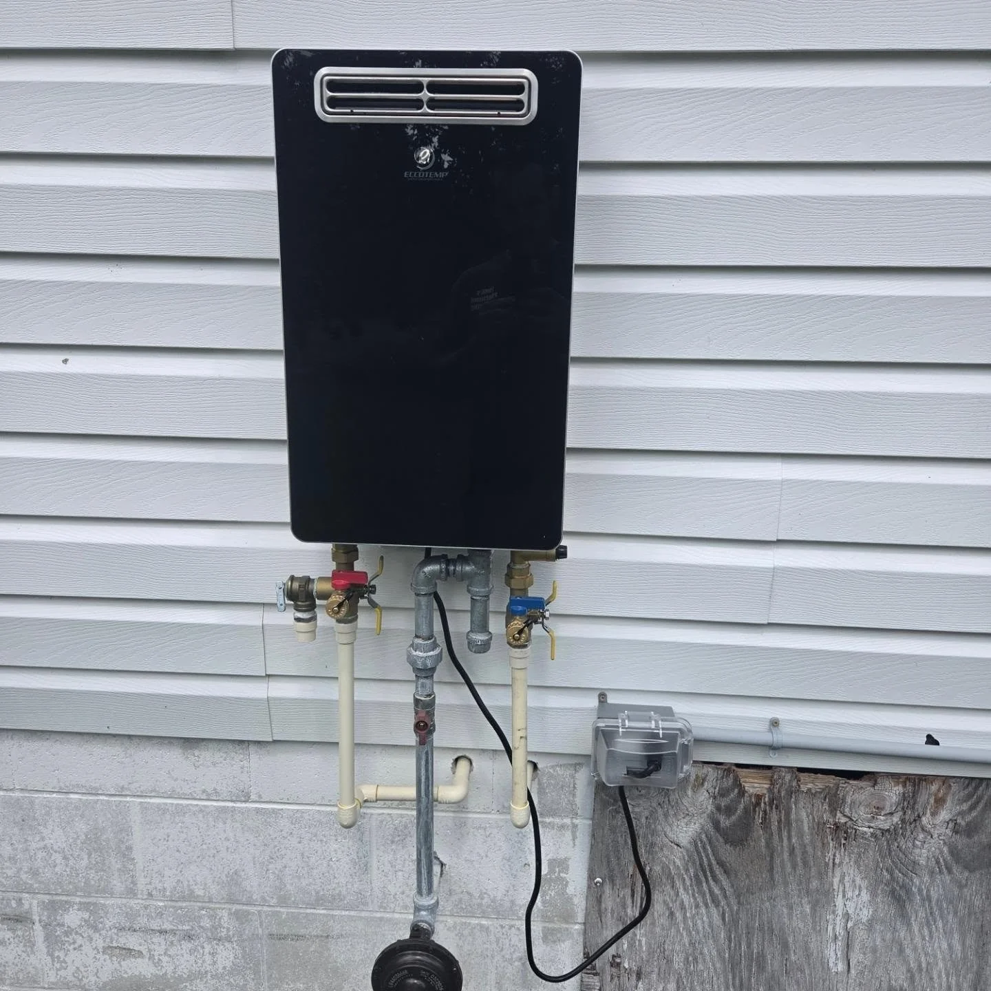Teamed up with my cousin to get this tankless heater cookin! Long's Precision Plumbing/Legacy Gas!