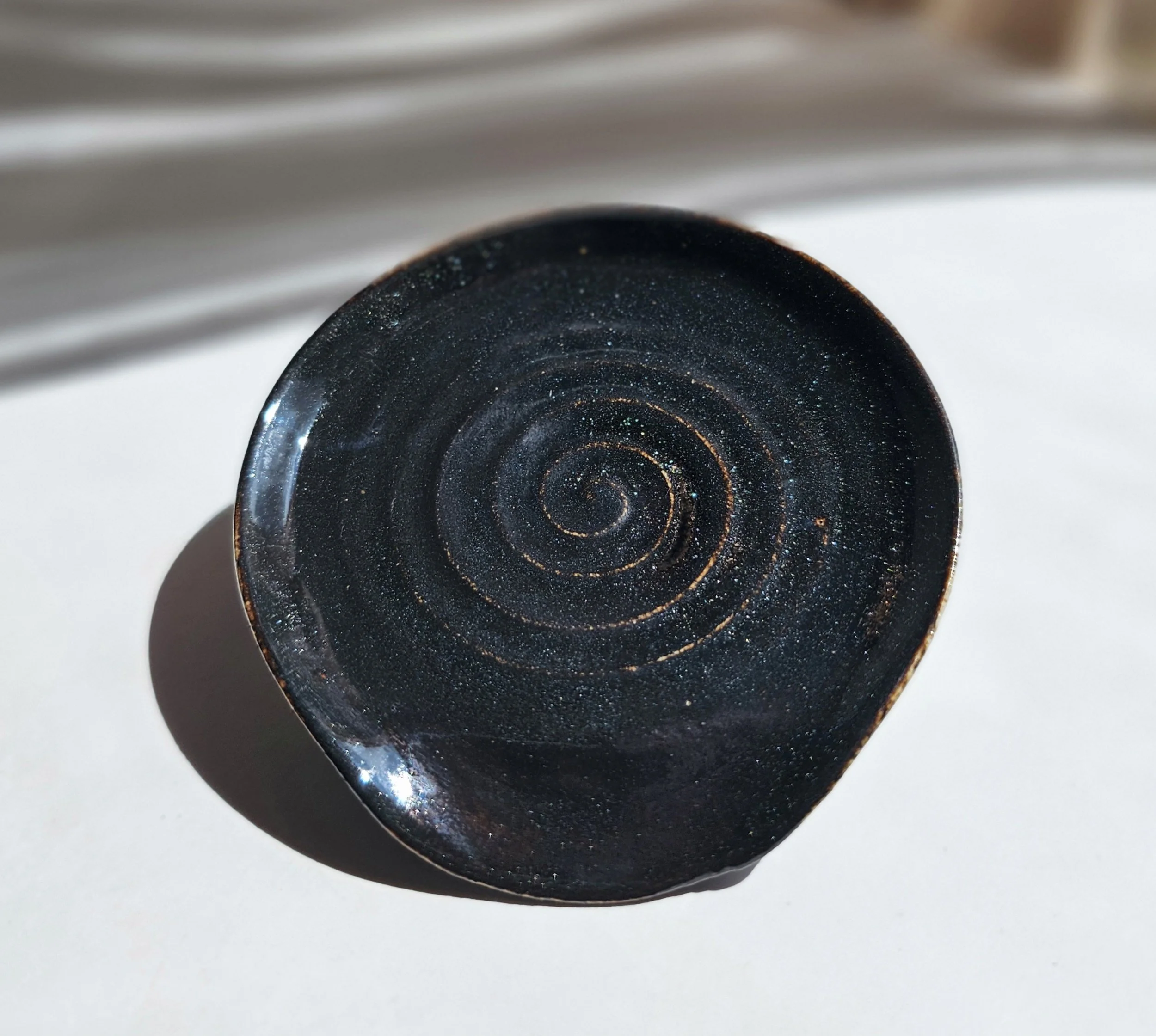 Sparkling Black Spiral Tea Rest