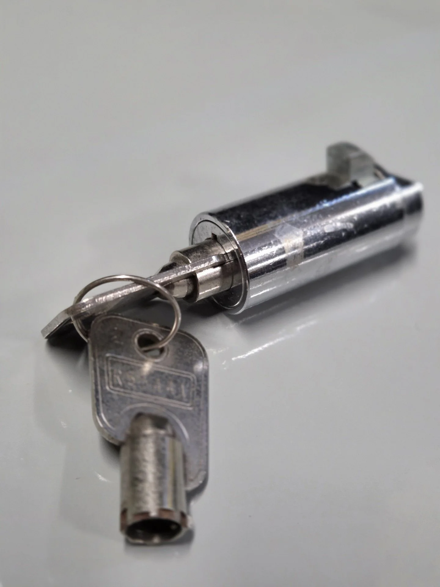 T handle plug lock