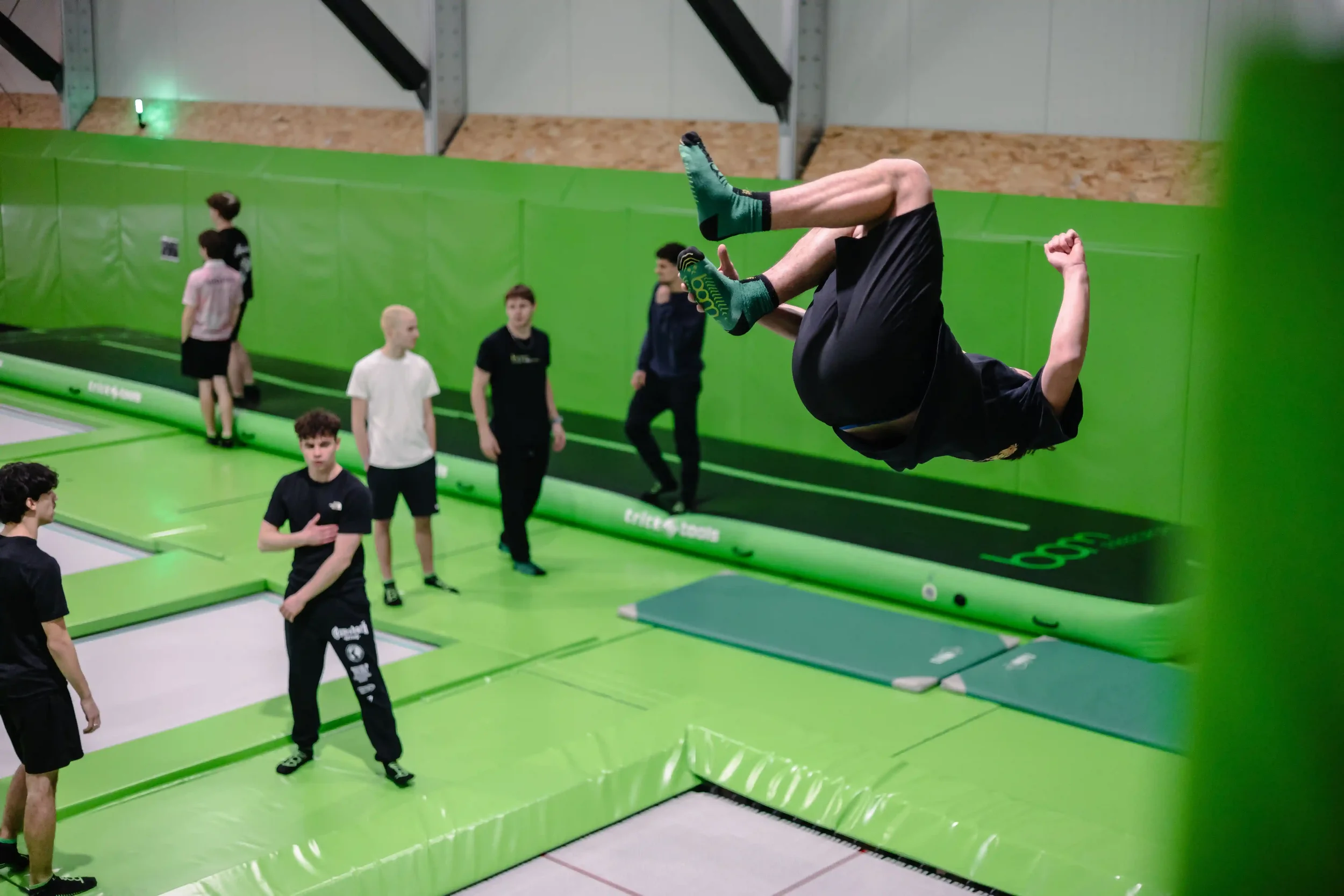 Jeune qui fait du trampoline à BAM FREESPORTS ANNECY entouré d'autres clients