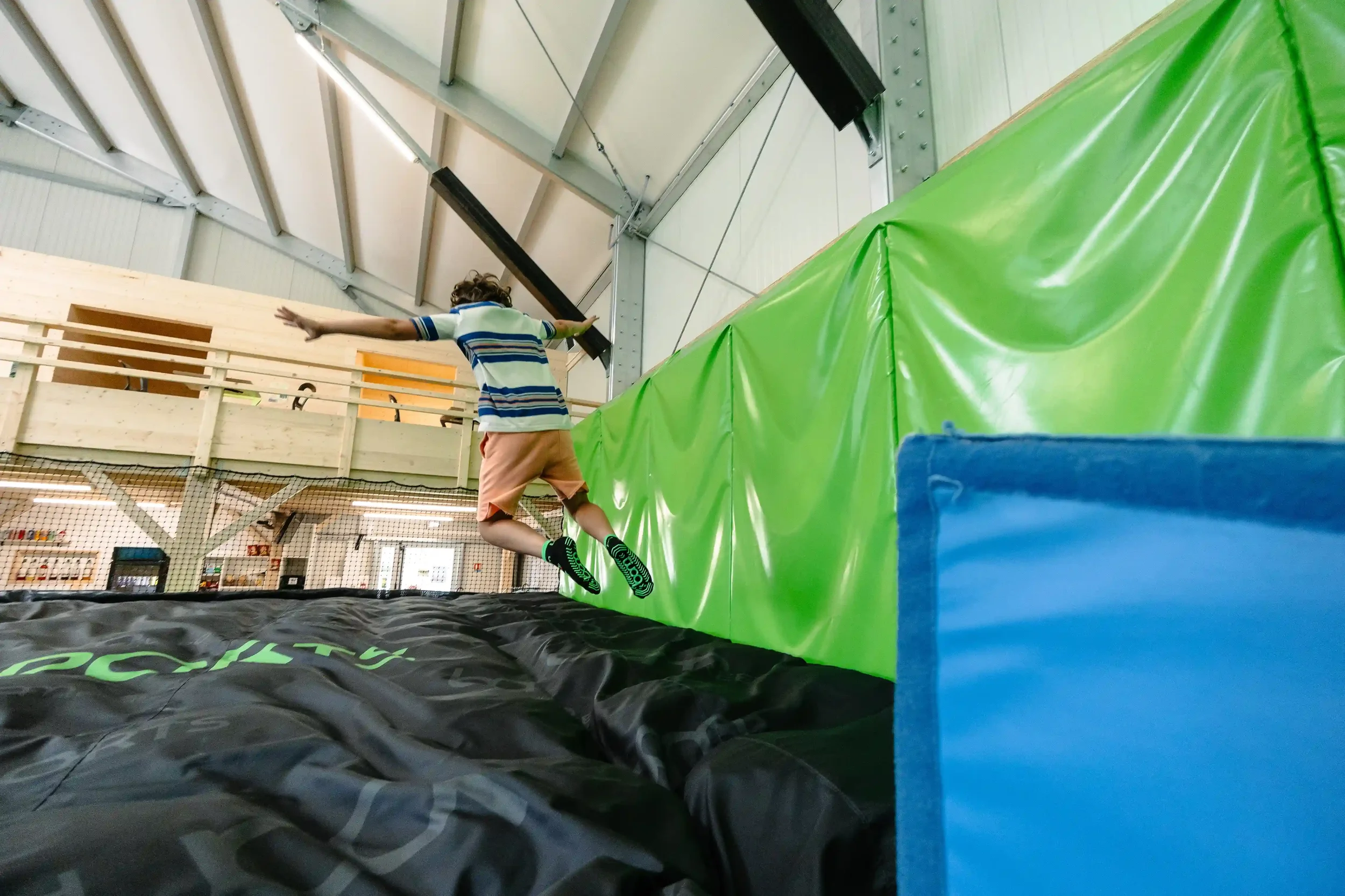 Enfant qui saute dans le air bag de BAM FREESPORTS ANNECY